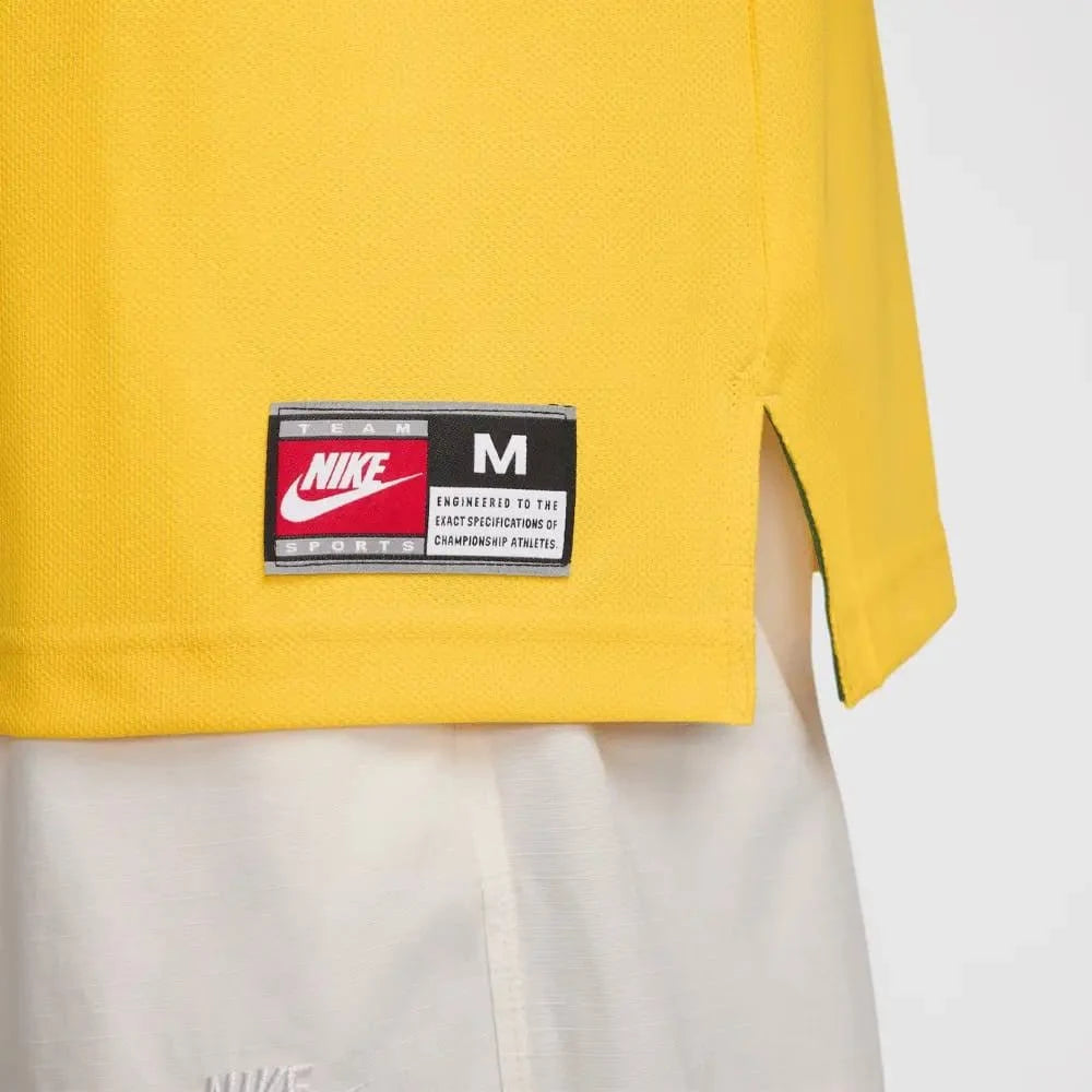Camisa Nike Retrô Seleção Brasileira 1998 Home, , PIQUE DE JOGADOR, Reviva um momento marcante da história do futebol brasileiro com a Camisa Nike Retrô Seleção Brasileira 1998 Home. Inspirada no uniforme titular utilizado pela Seleção Brasileira na Copa do Mundo de 1998, essa peça representa uma geração de grandes jogadores que levaram o Brasil mais uma vez à final do maior torneio do futebol mundial. O design clássico em amarelo com detalhes verdes mantém a identidade tradicional da Seleção Brasileira, tr