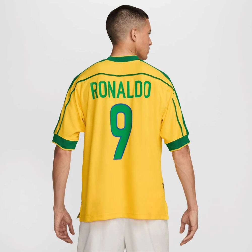Camisa Nike Retrô Seleção Brasileira 1998 Home, , PIQUE DE JOGADOR, Reviva um momento marcante da história do futebol brasileiro com a Camisa Nike Retrô Seleção Brasileira 1998 Home. Inspirada no uniforme titular utilizado pela Seleção Brasileira na Copa do Mundo de 1998, essa peça representa uma geração de grandes jogadores que levaram o Brasil mais uma vez à final do maior torneio do futebol mundial. O design clássico em amarelo com detalhes verdes mantém a identidade tradicional da Seleção Brasileira, tr