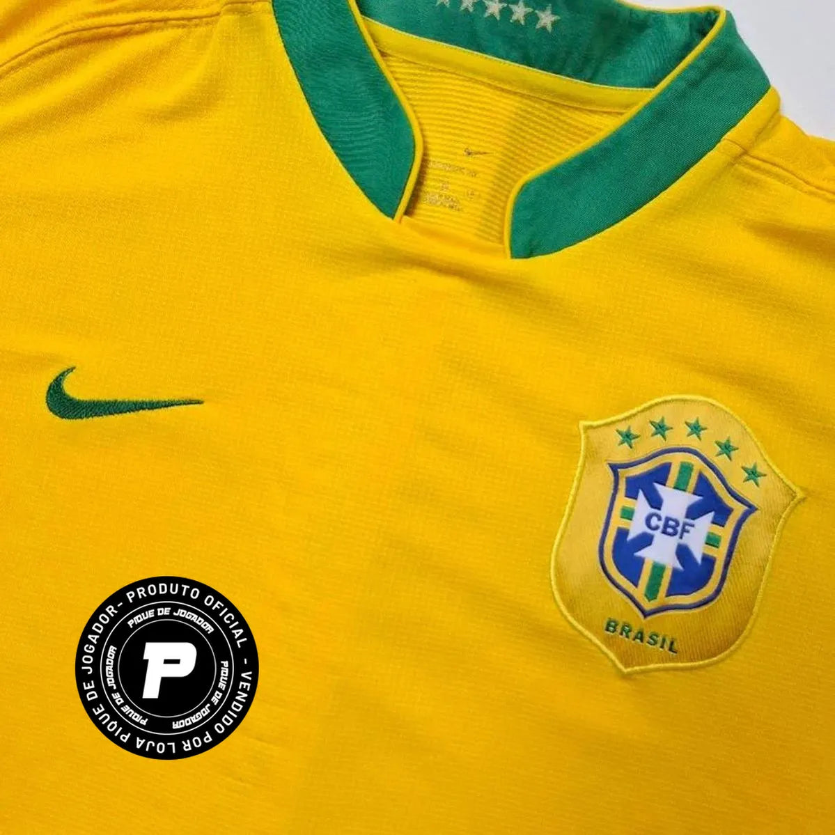 Camisa Nike Retro Seleção Brasileira 2006 Home, , PIQUE DE JOGADOR, Reviva a elegância e o estilo do futebol brasileiro com a Camisa Nike Retrô Seleção Brasileira 2006 Home. Inspirada no uniforme titular utilizado pela Seleção Brasileira na Copa do Mundo de 2006, essa camisa representa uma geração marcada pelo talento e pela criatividade dentro de campo. O design clássico em amarelo com detalhes em verde mantém a identidade tradicional da Seleção Brasileira, trazendo elementos característicos do modelo util