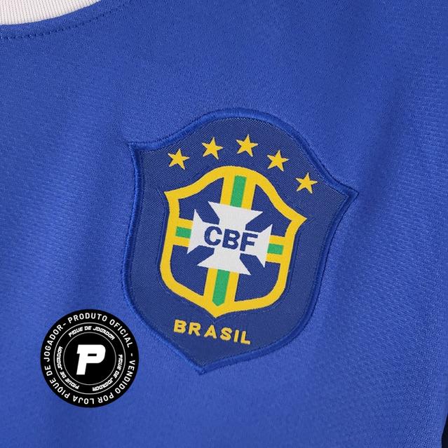 Camisa Nike Seleção Brasileira 2006 Away Retrô, , PIQUE DE JOGADOR, Reviva a elegância e a tradição da Seleção Brasileira com a Camisa Nike Seleção Brasileira 2006 Away Retrô. Inspirada no uniforme reserva utilizado pela equipe na Copa do Mundo de 2006, essa peça resgata um dos períodos mais marcantes do futebol brasileiro no cenário mundial. Com seu visual clássico em azul intenso e detalhes modernos para a época, a camisa representa a identidade e a força da Seleção em competições internacionais. O modelo
