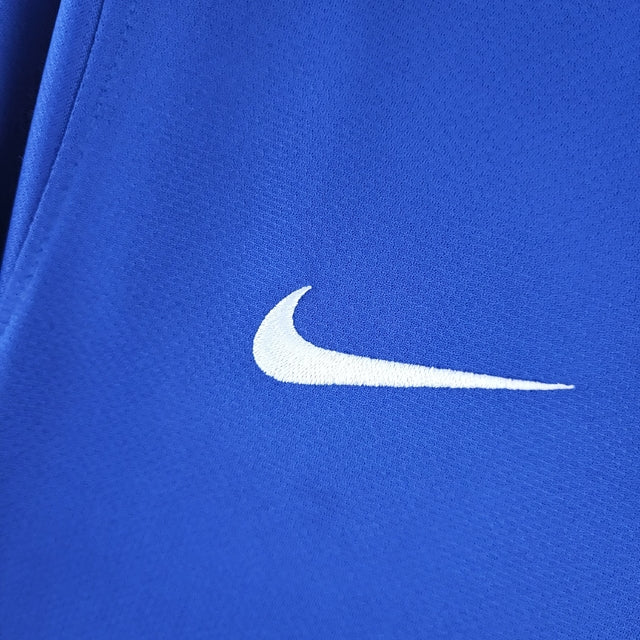 Camisa Nike Seleção Brasileira 2006 Away Retrô, , PIQUE DE JOGADOR, Reviva a elegância e a tradição da Seleção Brasileira com a Camisa Nike Seleção Brasileira 2006 Away Retrô. Inspirada no uniforme reserva utilizado pela equipe na Copa do Mundo de 2006, essa peça resgata um dos períodos mais marcantes do futebol brasileiro no cenário mundial. Com seu visual clássico em azul intenso e detalhes modernos para a época, a camisa representa a identidade e a força da Seleção em competições internacionais. O modelo