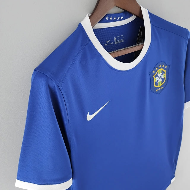 Camisa Nike Seleção Brasileira 2006 Away Retrô, , PIQUE DE JOGADOR, Reviva a elegância e a tradição da Seleção Brasileira com a Camisa Nike Seleção Brasileira 2006 Away Retrô. Inspirada no uniforme reserva utilizado pela equipe na Copa do Mundo de 2006, essa peça resgata um dos períodos mais marcantes do futebol brasileiro no cenário mundial. Com seu visual clássico em azul intenso e detalhes modernos para a época, a camisa representa a identidade e a força da Seleção em competições internacionais. O modelo