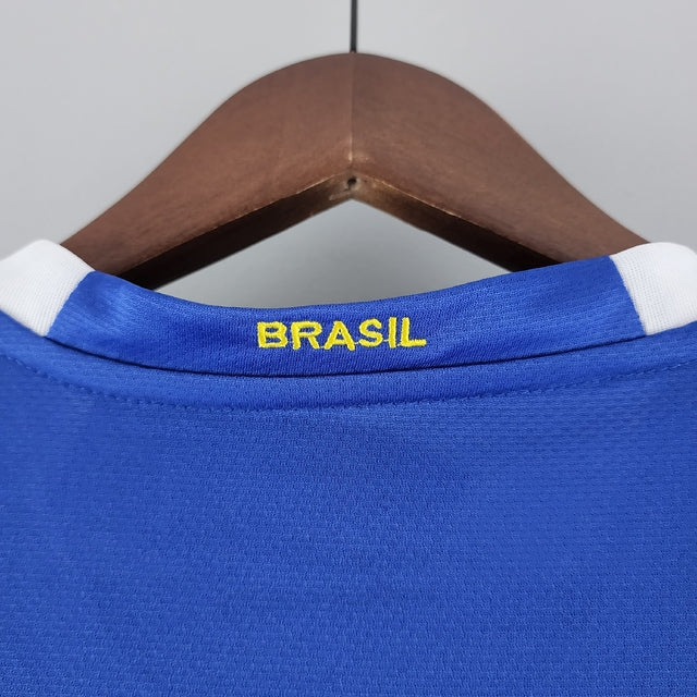 Camisa Nike Seleção Brasileira 2006 Away Retrô, , PIQUE DE JOGADOR, Reviva a elegância e a tradição da Seleção Brasileira com a Camisa Nike Seleção Brasileira 2006 Away Retrô. Inspirada no uniforme reserva utilizado pela equipe na Copa do Mundo de 2006, essa peça resgata um dos períodos mais marcantes do futebol brasileiro no cenário mundial. Com seu visual clássico em azul intenso e detalhes modernos para a época, a camisa representa a identidade e a força da Seleção em competições internacionais. O modelo
