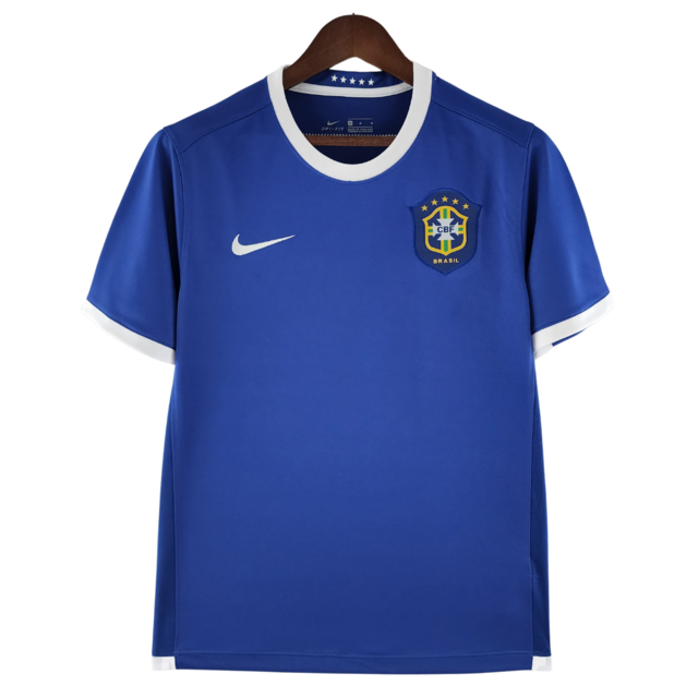 Camisa Nike Seleção Brasileira 2006 Away Retrô, , PIQUE DE JOGADOR, Reviva a elegância e a tradição da Seleção Brasileira com a Camisa Nike Seleção Brasileira 2006 Away Retrô. Inspirada no uniforme reserva utilizado pela equipe na Copa do Mundo de 2006, essa peça resgata um dos períodos mais marcantes do futebol brasileiro no cenário mundial. Com seu visual clássico em azul intenso e detalhes modernos para a época, a camisa representa a identidade e a força da Seleção em competições internacionais. O modelo