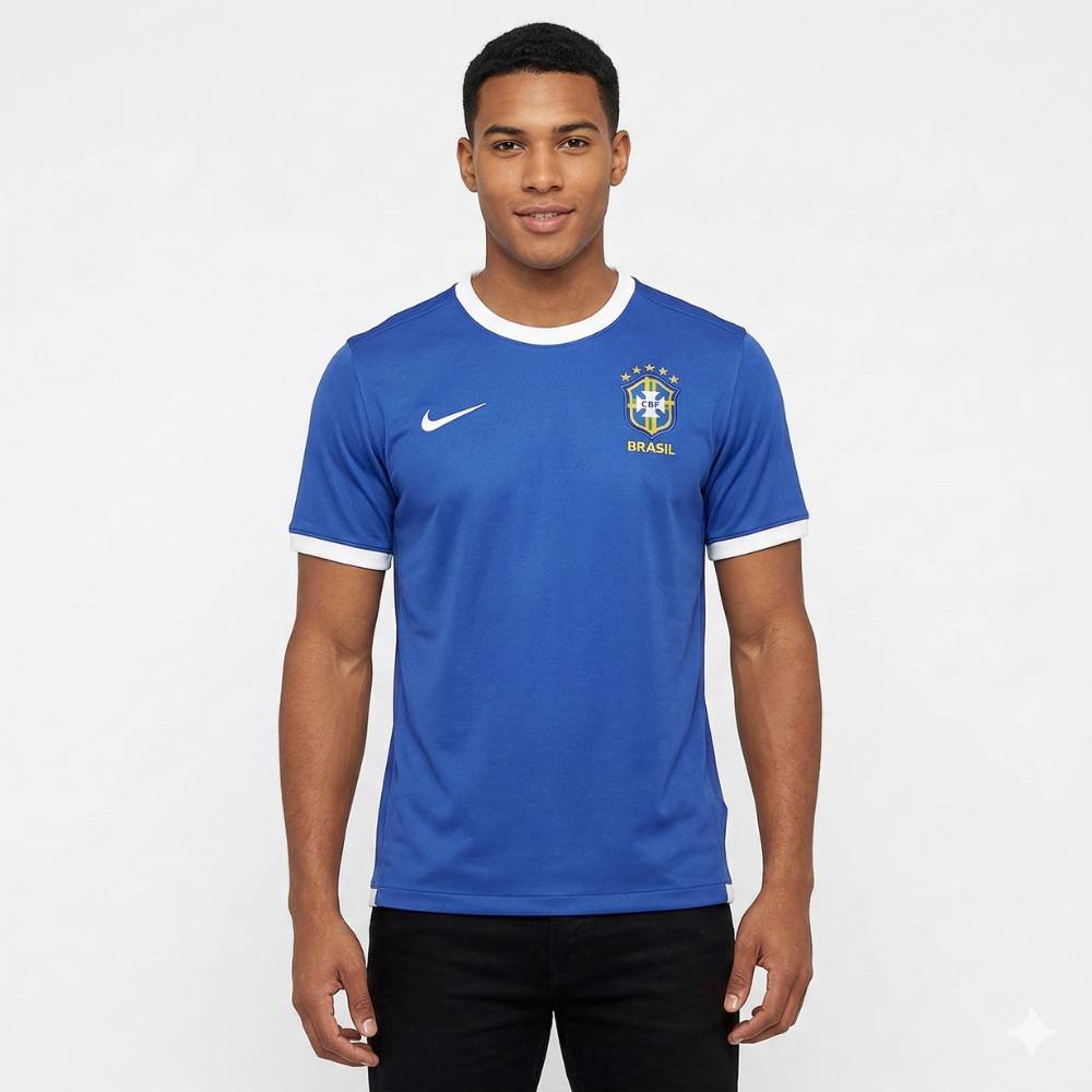 Camisa Nike Seleção Brasileira 2006 Away Retrô, , PIQUE DE JOGADOR, Reviva a elegância e a tradição da Seleção Brasileira com a Camisa Nike Seleção Brasileira 2006 Away Retrô. Inspirada no uniforme reserva utilizado pela equipe na Copa do Mundo de 2006, essa peça resgata um dos períodos mais marcantes do futebol brasileiro no cenário mundial. Com seu visual clássico em azul intenso e detalhes modernos para a época, a camisa representa a identidade e a força da Seleção em competições internacionais. O modelo