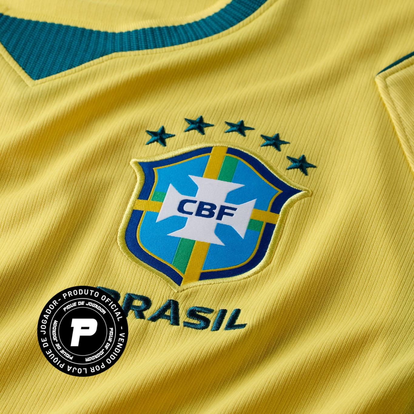 Camisa Nike Seleção Brasileira 2026 Copa do Mundo, , PIQUE DE JOGADOR, Uma nova era de respirabilidade acaba de entrar em campo. Apresentamos a tecnologia Nike Aero-FIT. Ela oferece leveza e elasticidade a esta autêntica camisa do Brasil, proporcionando a mesma ventilação extraordinária que os profissionais têm. Bastidores do Design Facilmente a combinação de cores mais reconhecida no futebol, o icônico uniforme do Brasil celebra a beleza natural do país e o estilo de jogo vibrante e enérgico da equipe. Res