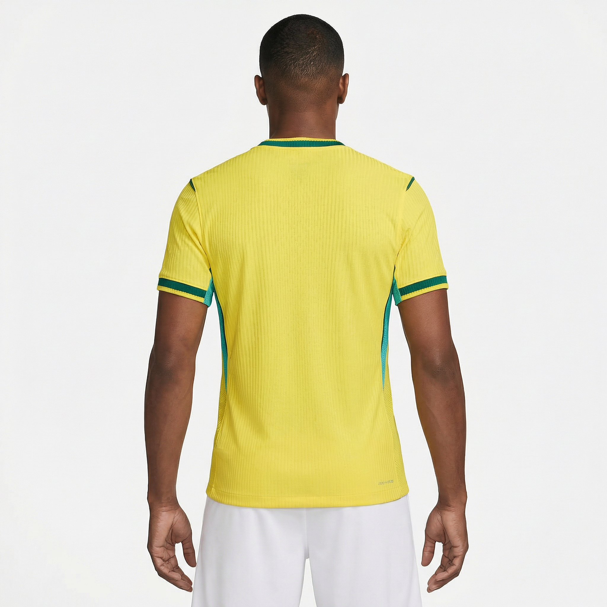 Camisa Nike Seleção Brasileira 2026 Copa do Mundo, , PIQUE DE JOGADOR, Uma nova era de respirabilidade acaba de entrar em campo. Apresentamos a tecnologia Nike Aero-FIT. Ela oferece leveza e elasticidade a esta autêntica camisa do Brasil, proporcionando a mesma ventilação extraordinária que os profissionais têm. Bastidores do Design Facilmente a combinação de cores mais reconhecida no futebol, o icônico uniforme do Brasil celebra a beleza natural do país e o estilo de jogo vibrante e enérgico da equipe. Res