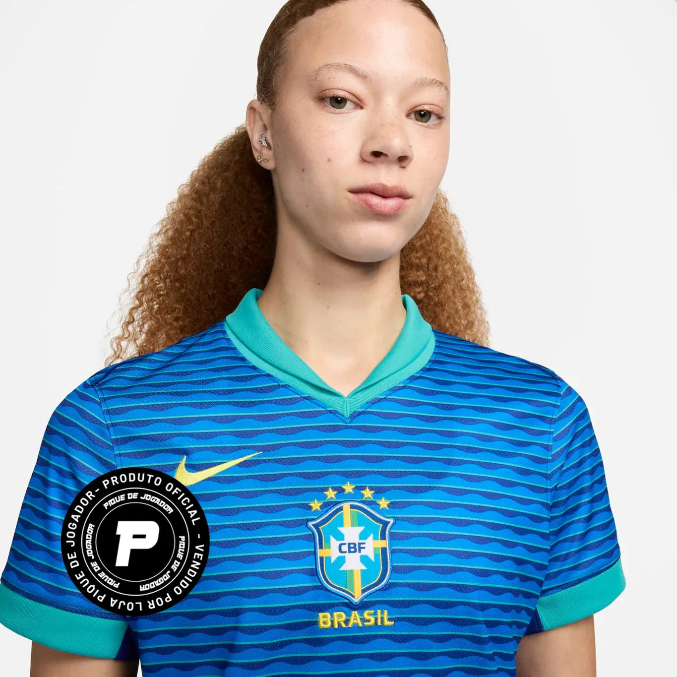 Camisa Nike Seleção Brasileira 24/25 Away Feminina, Camisa de Time, PIQUE DE JOGADOR, Descrição A nova camisa do Brasil 2024 apresenta uma textura completa que celebra a vasta herança natural e cultural do país e sua história de brilhantismo dentro de campo. Da música às araras, do Pão de Açúcar às praias mundialmente famosas, todo o Brasil está contido neste padrão de textura rica. O escudo está de volta ao seu lugar. Assim como na lendária camisa de 2004, o escudo da CBF está na frente e no centro da nova