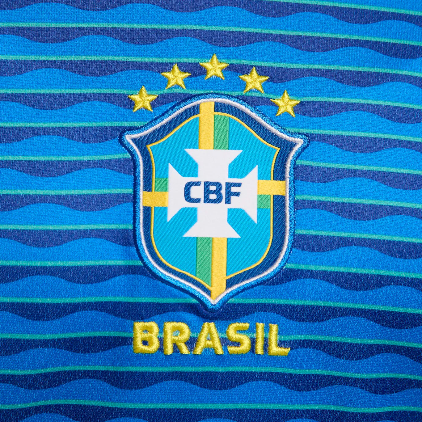 Camisa Nike Seleção Brasileira 24/25 Away Feminina, Camisa de Time, PIQUE DE JOGADOR, Descrição A nova camisa do Brasil 2024 apresenta uma textura completa que celebra a vasta herança natural e cultural do país e sua história de brilhantismo dentro de campo. Da música às araras, do Pão de Açúcar às praias mundialmente famosas, todo o Brasil está contido neste padrão de textura rica. O escudo está de volta ao seu lugar. Assim como na lendária camisa de 2004, o escudo da CBF está na frente e no centro da nova