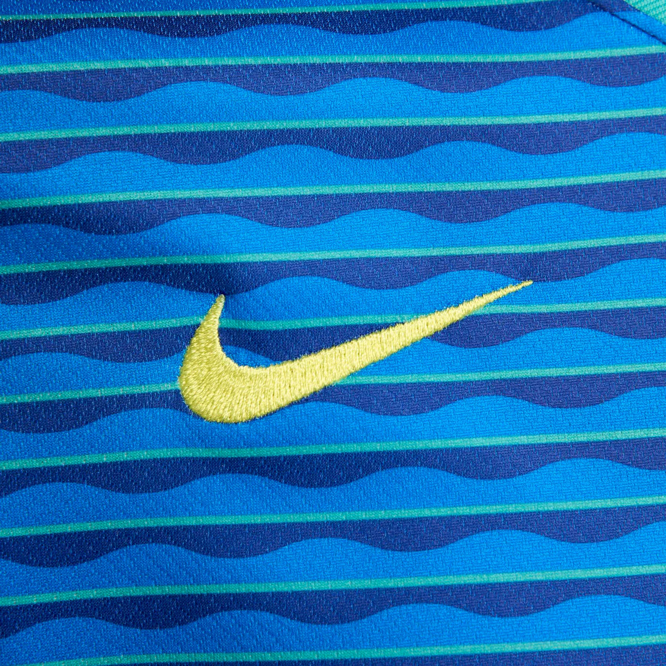 Camisa Nike Seleção Brasileira 24/25 Away Feminina, Camisa de Time, PIQUE DE JOGADOR, Descrição A nova camisa do Brasil 2024 apresenta uma textura completa que celebra a vasta herança natural e cultural do país e sua história de brilhantismo dentro de campo. Da música às araras, do Pão de Açúcar às praias mundialmente famosas, todo o Brasil está contido neste padrão de textura rica. O escudo está de volta ao seu lugar. Assim como na lendária camisa de 2004, o escudo da CBF está na frente e no centro da nova