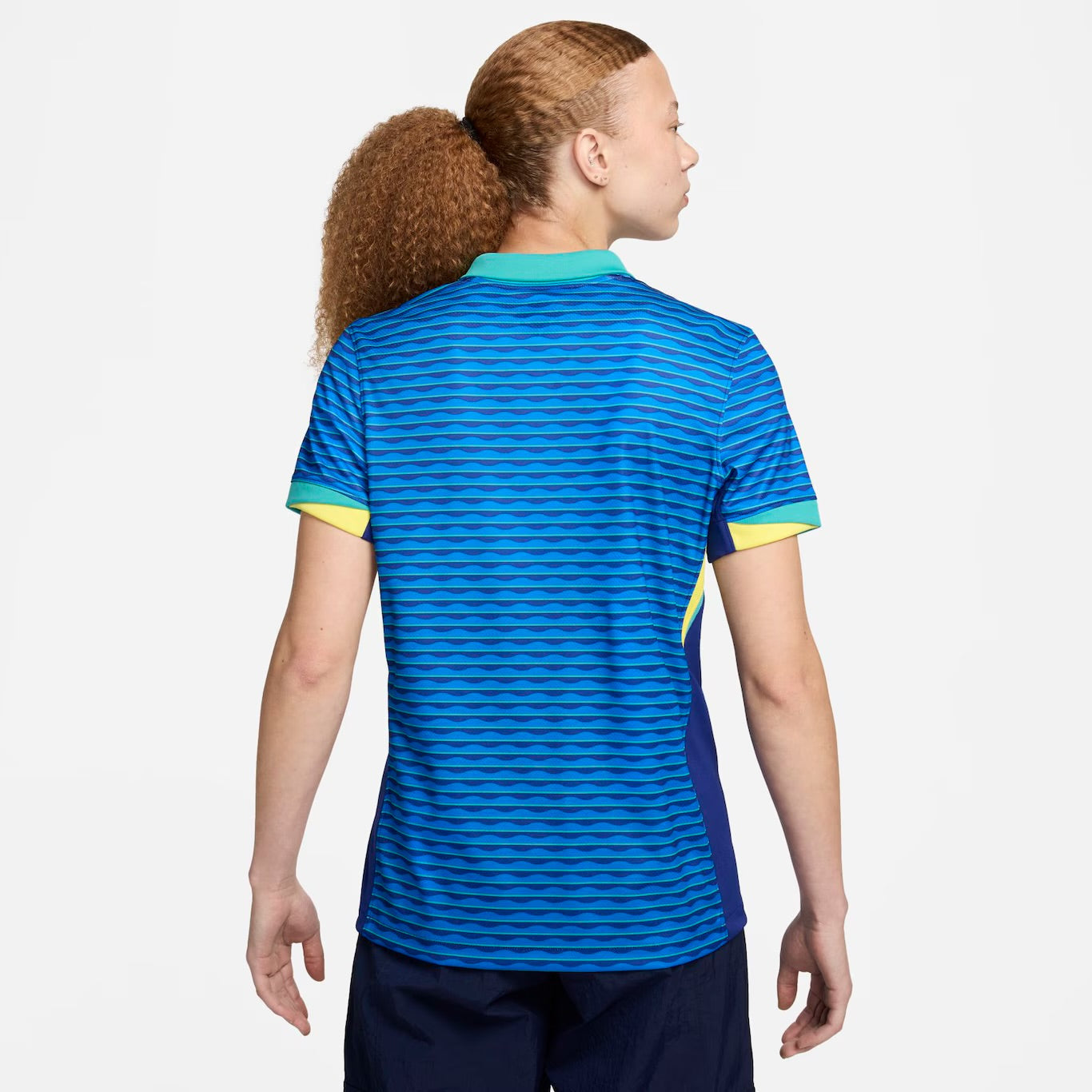 Camisa Nike Seleção Brasileira 24/25 Away Feminina, Camisa de Time, PIQUE DE JOGADOR, Descrição A nova camisa do Brasil 2024 apresenta uma textura completa que celebra a vasta herança natural e cultural do país e sua história de brilhantismo dentro de campo. Da música às araras, do Pão de Açúcar às praias mundialmente famosas, todo o Brasil está contido neste padrão de textura rica. O escudo está de volta ao seu lugar. Assim como na lendária camisa de 2004, o escudo da CBF está na frente e no centro da nova