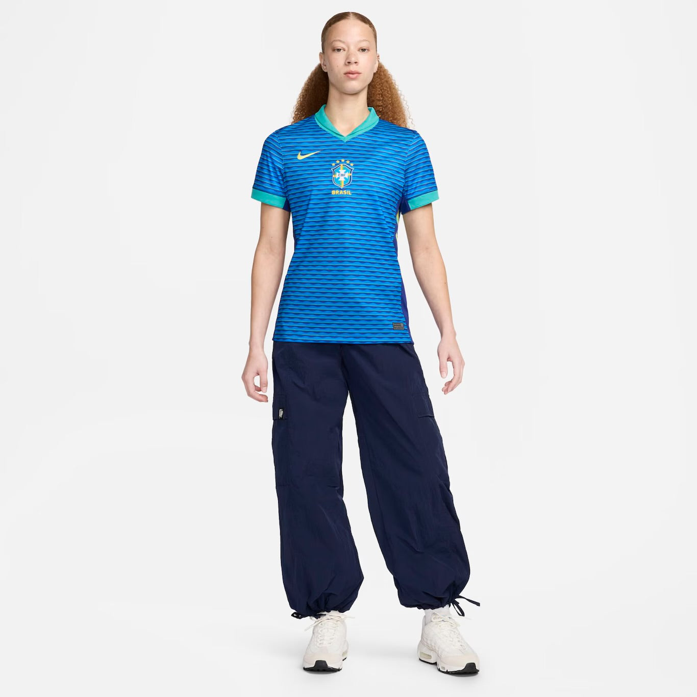 Camisa Nike Seleção Brasileira 24/25 Away Feminina, Camisa de Time, PIQUE DE JOGADOR, Descrição A nova camisa do Brasil 2024 apresenta uma textura completa que celebra a vasta herança natural e cultural do país e sua história de brilhantismo dentro de campo. Da música às araras, do Pão de Açúcar às praias mundialmente famosas, todo o Brasil está contido neste padrão de textura rica. O escudo está de volta ao seu lugar. Assim como na lendária camisa de 2004, o escudo da CBF está na frente e no centro da nova