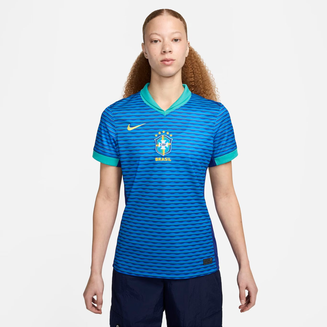 Camisa Nike Seleção Brasileira 24/25 Away Feminina, Camisa de Time, PIQUE DE JOGADOR, Descrição A nova camisa do Brasil 2024 apresenta uma textura completa que celebra a vasta herança natural e cultural do país e sua história de brilhantismo dentro de campo. Da música às araras, do Pão de Açúcar às praias mundialmente famosas, todo o Brasil está contido neste padrão de textura rica. O escudo está de volta ao seu lugar. Assim como na lendária camisa de 2004, o escudo da CBF está na frente e no centro da nova