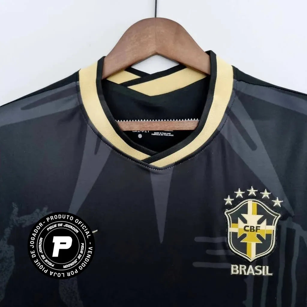Camisa Nike Seleção Brasileira Conceito Cactos, , PIQUE DE JOGADOR, A Camisa Nike Seleção Brasileira Conceito Cactos apresenta um design moderno e criativo inspirado em elementos gráficos diferenciados que trazem uma nova interpretação das cores e da identidade da Seleção Brasileira. Com um visual único, esse modelo conceito se destaca por seu estilo ousado e pela proposta visual inovadora dentro do universo das camisas de futebol. O padrão gráfico inspirado em cactos cria um efeito visual marcante, combina