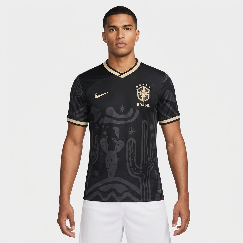 Camisa Nike Seleção Brasileira Conceito Cactos, , PIQUE DE JOGADOR, A Camisa Nike Seleção Brasileira Conceito Cactos apresenta um design moderno e criativo inspirado em elementos gráficos diferenciados que trazem uma nova interpretação das cores e da identidade da Seleção Brasileira. Com um visual único, esse modelo conceito se destaca por seu estilo ousado e pela proposta visual inovadora dentro do universo das camisas de futebol. O padrão gráfico inspirado em cactos cria um efeito visual marcante, combina