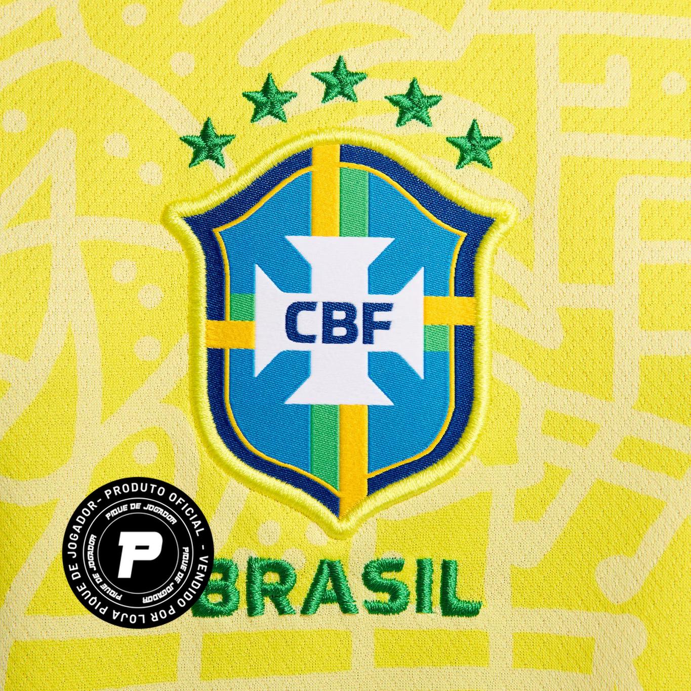 Camisa Nike Seleção Brasileira Feminina 24/25 Home, Camisa de Time, PIQUE DE JOGADOR, Descrição A nova camisa do Brasil 2024 apresenta uma textura completa que celebra a vasta herança natural e cultural do país e sua história de brilhantismo dentro de campo. Da música às araras, do Pão de Açúcar às praias mundialmente famosas, todo o Brasil está contido neste padrão de textura rica. O escudo está de volta ao seu lugar. Assim como na lendária camisa de 2004, o escudo da CBF está na frente e no centro da nova