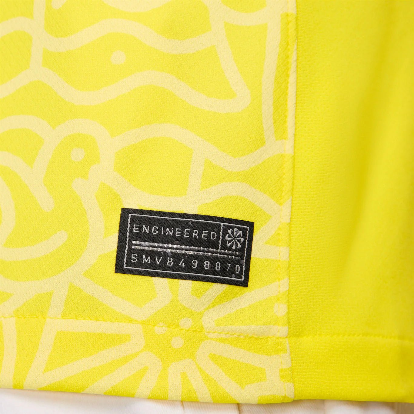 Camisa Nike Seleção Brasileira Feminina 24/25 Home, Camisa de Time, PIQUE DE JOGADOR, Descrição A nova camisa do Brasil 2024 apresenta uma textura completa que celebra a vasta herança natural e cultural do país e sua história de brilhantismo dentro de campo. Da música às araras, do Pão de Açúcar às praias mundialmente famosas, todo o Brasil está contido neste padrão de textura rica. O escudo está de volta ao seu lugar. Assim como na lendária camisa de 2004, o escudo da CBF está na frente e no centro da nova
