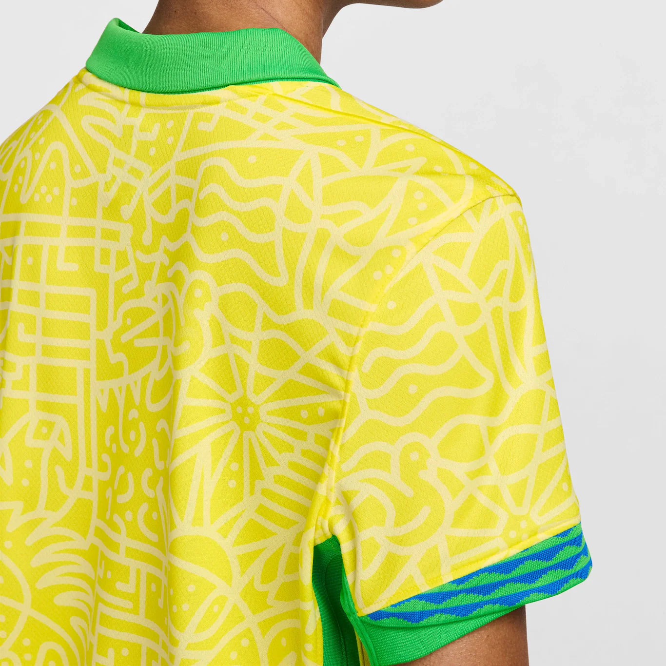 Camisa Nike Seleção Brasileira Feminina 24/25 Home, Camisa de Time, PIQUE DE JOGADOR, Descrição A nova camisa do Brasil 2024 apresenta uma textura completa que celebra a vasta herança natural e cultural do país e sua história de brilhantismo dentro de campo. Da música às araras, do Pão de Açúcar às praias mundialmente famosas, todo o Brasil está contido neste padrão de textura rica. O escudo está de volta ao seu lugar. Assim como na lendária camisa de 2004, o escudo da CBF está na frente e no centro da nova