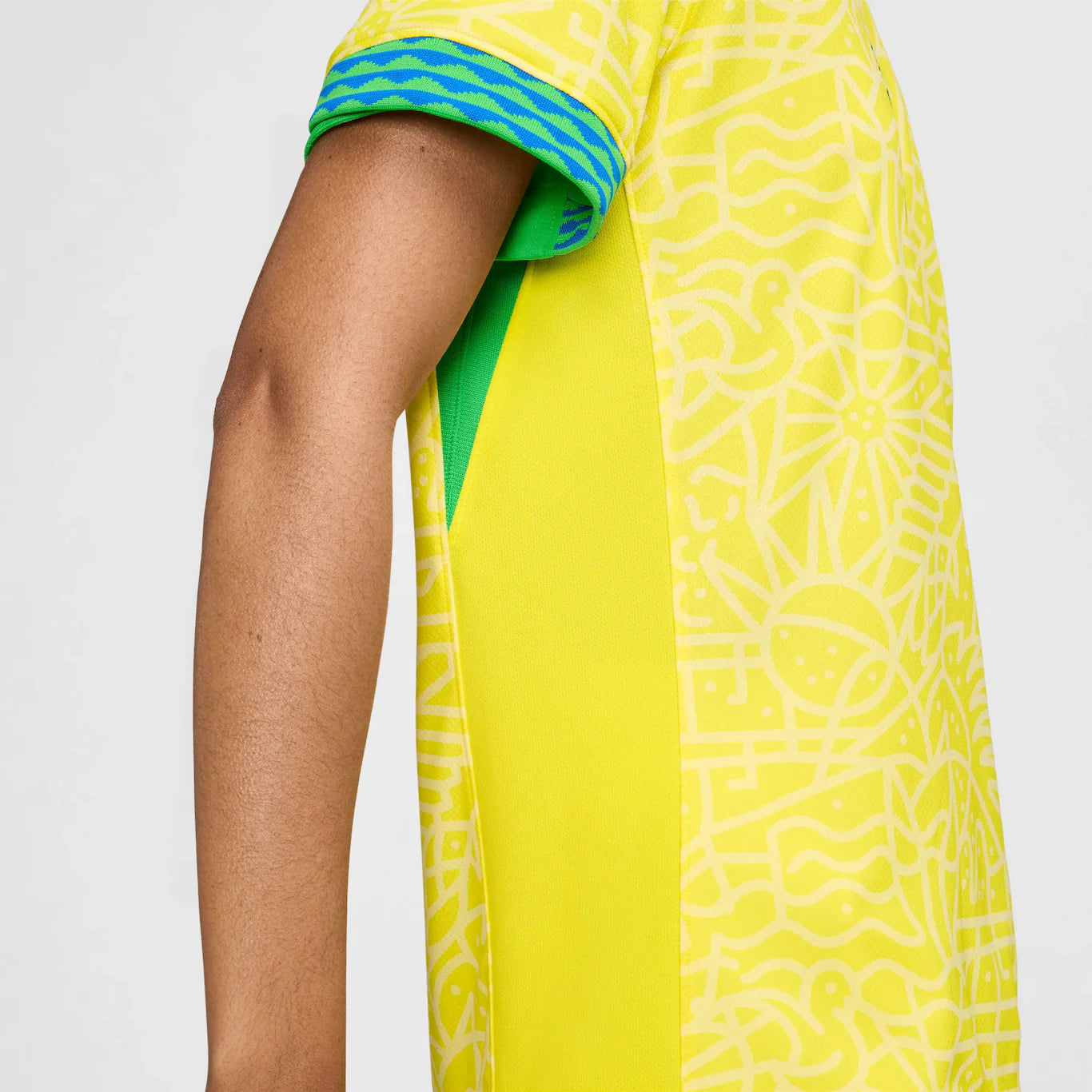 Camisa Nike Seleção Brasileira Feminina 24/25 Home, Camisa de Time, PIQUE DE JOGADOR, Descrição A nova camisa do Brasil 2024 apresenta uma textura completa que celebra a vasta herança natural e cultural do país e sua história de brilhantismo dentro de campo. Da música às araras, do Pão de Açúcar às praias mundialmente famosas, todo o Brasil está contido neste padrão de textura rica. O escudo está de volta ao seu lugar. Assim como na lendária camisa de 2004, o escudo da CBF está na frente e no centro da nova
