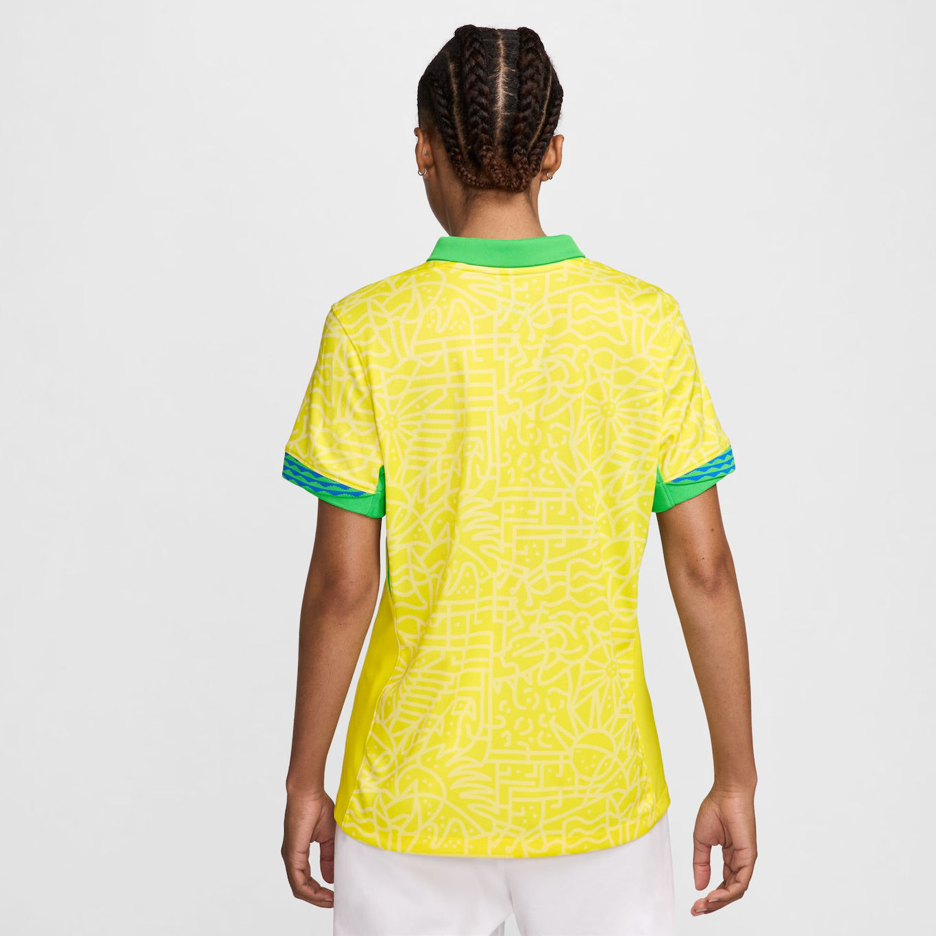 Camisa Nike Seleção Brasileira Feminina 24/25 Home, Camisa de Time, PIQUE DE JOGADOR, Descrição A nova camisa do Brasil 2024 apresenta uma textura completa que celebra a vasta herança natural e cultural do país e sua história de brilhantismo dentro de campo. Da música às araras, do Pão de Açúcar às praias mundialmente famosas, todo o Brasil está contido neste padrão de textura rica. O escudo está de volta ao seu lugar. Assim como na lendária camisa de 2004, o escudo da CBF está na frente e no centro da nova