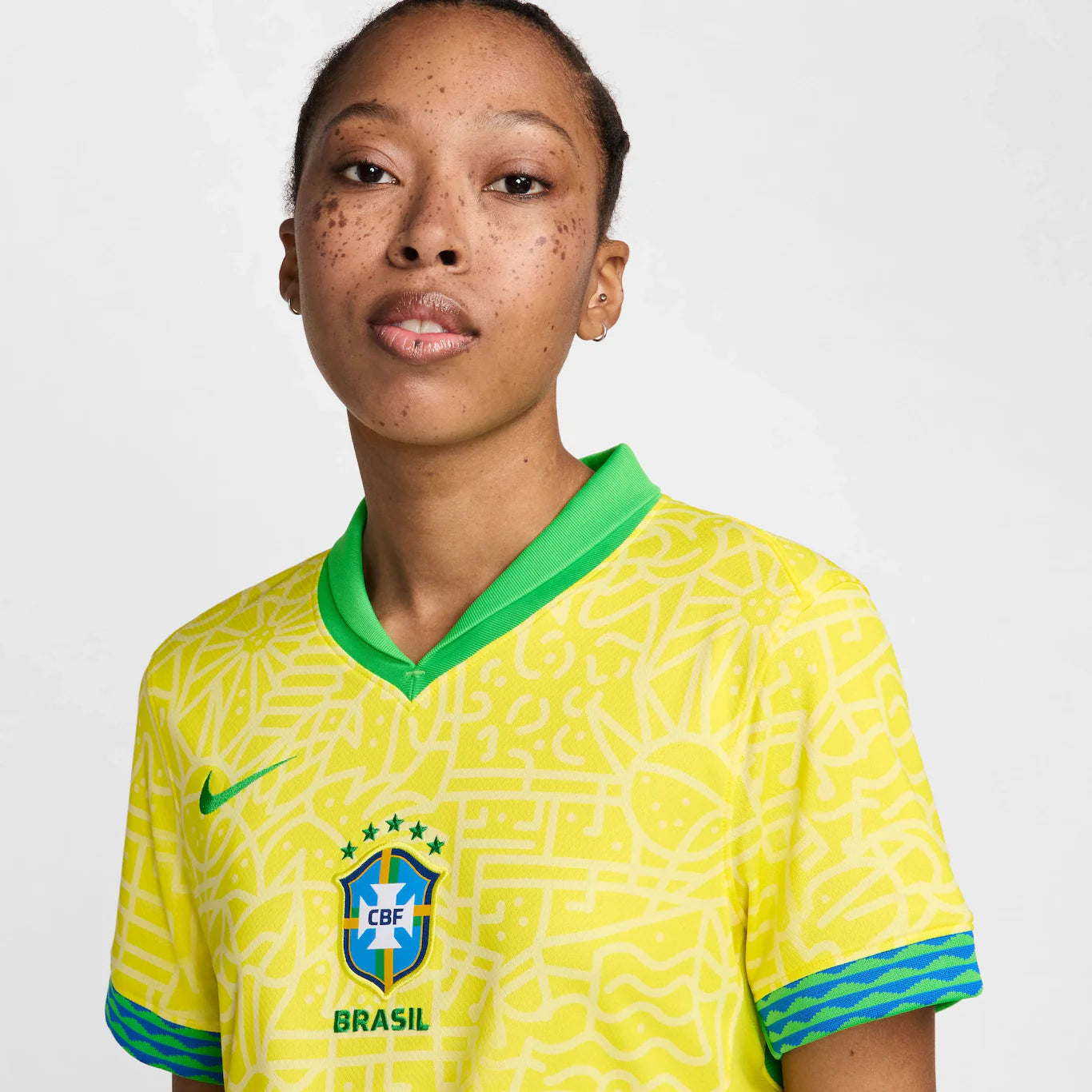 Camisa Nike Seleção Brasileira Feminina 24/25 Home, Camisa de Time, PIQUE DE JOGADOR, Descrição A nova camisa do Brasil 2024 apresenta uma textura completa que celebra a vasta herança natural e cultural do país e sua história de brilhantismo dentro de campo. Da música às araras, do Pão de Açúcar às praias mundialmente famosas, todo o Brasil está contido neste padrão de textura rica. O escudo está de volta ao seu lugar. Assim como na lendária camisa de 2004, o escudo da CBF está na frente e no centro da nova