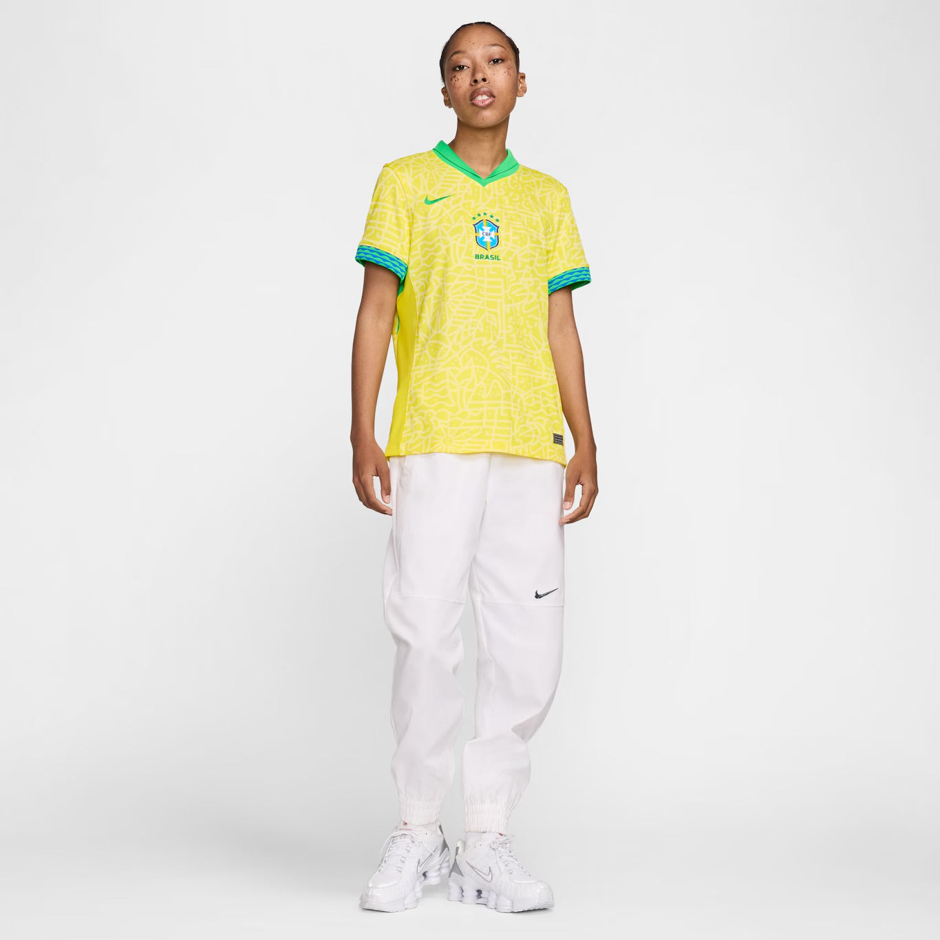 Camisa Nike Seleção Brasileira Feminina 24/25 Home, Camisa de Time, PIQUE DE JOGADOR, Descrição A nova camisa do Brasil 2024 apresenta uma textura completa que celebra a vasta herança natural e cultural do país e sua história de brilhantismo dentro de campo. Da música às araras, do Pão de Açúcar às praias mundialmente famosas, todo o Brasil está contido neste padrão de textura rica. O escudo está de volta ao seu lugar. Assim como na lendária camisa de 2004, o escudo da CBF está na frente e no centro da nova