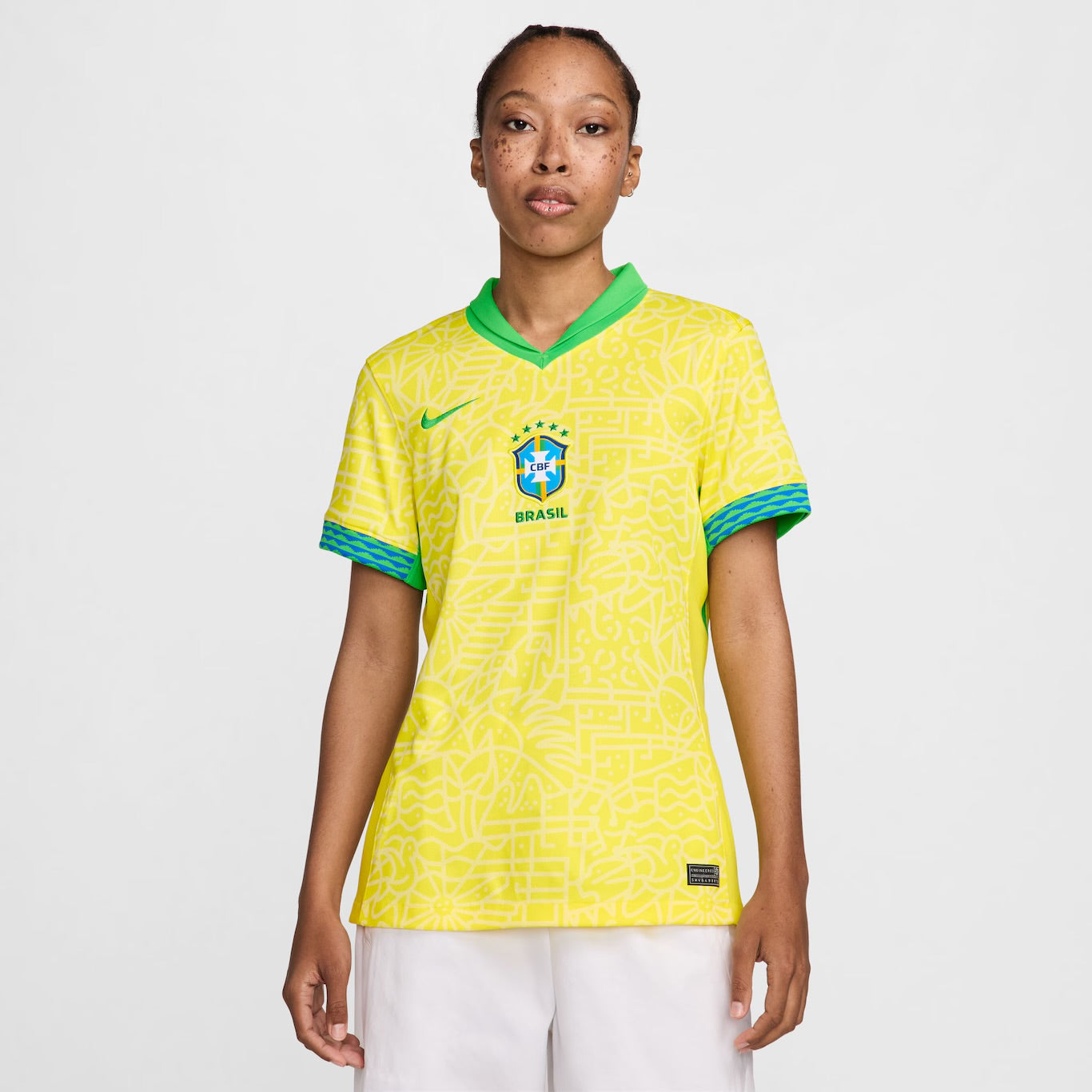 Camisa Nike Seleção Brasileira Feminina 24/25 Home, Camisa de Time, PIQUE DE JOGADOR, Descrição A nova camisa do Brasil 2024 apresenta uma textura completa que celebra a vasta herança natural e cultural do país e sua história de brilhantismo dentro de campo. Da música às araras, do Pão de Açúcar às praias mundialmente famosas, todo o Brasil está contido neste padrão de textura rica. O escudo está de volta ao seu lugar. Assim como na lendária camisa de 2004, o escudo da CBF está na frente e no centro da nova