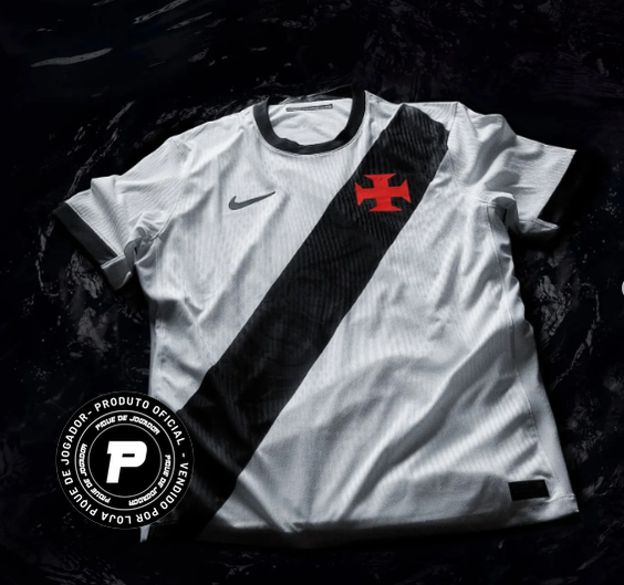 Camisa Nike Vasco Away 2026/27 Jogador C/ Patrocínios, Camisa Futebol, Kappa, Inspirada na história de um clube que nunca se curvou ao medo. A Camisa Home do Vasco da Gama 26/27 celebra a coragem de quem sempre enfrentou desafios dentro e fora de campo, mantendo viva a essência cruzmaltina. Desenvolvida com o mesmo visual da camisa usada pelos jogadores, essa versão foi pensada para o dia a dia do torcedor. Une autenticidade, conforto e identidade, perfeita tanto para as arquibancadas quanto para as ruas. U