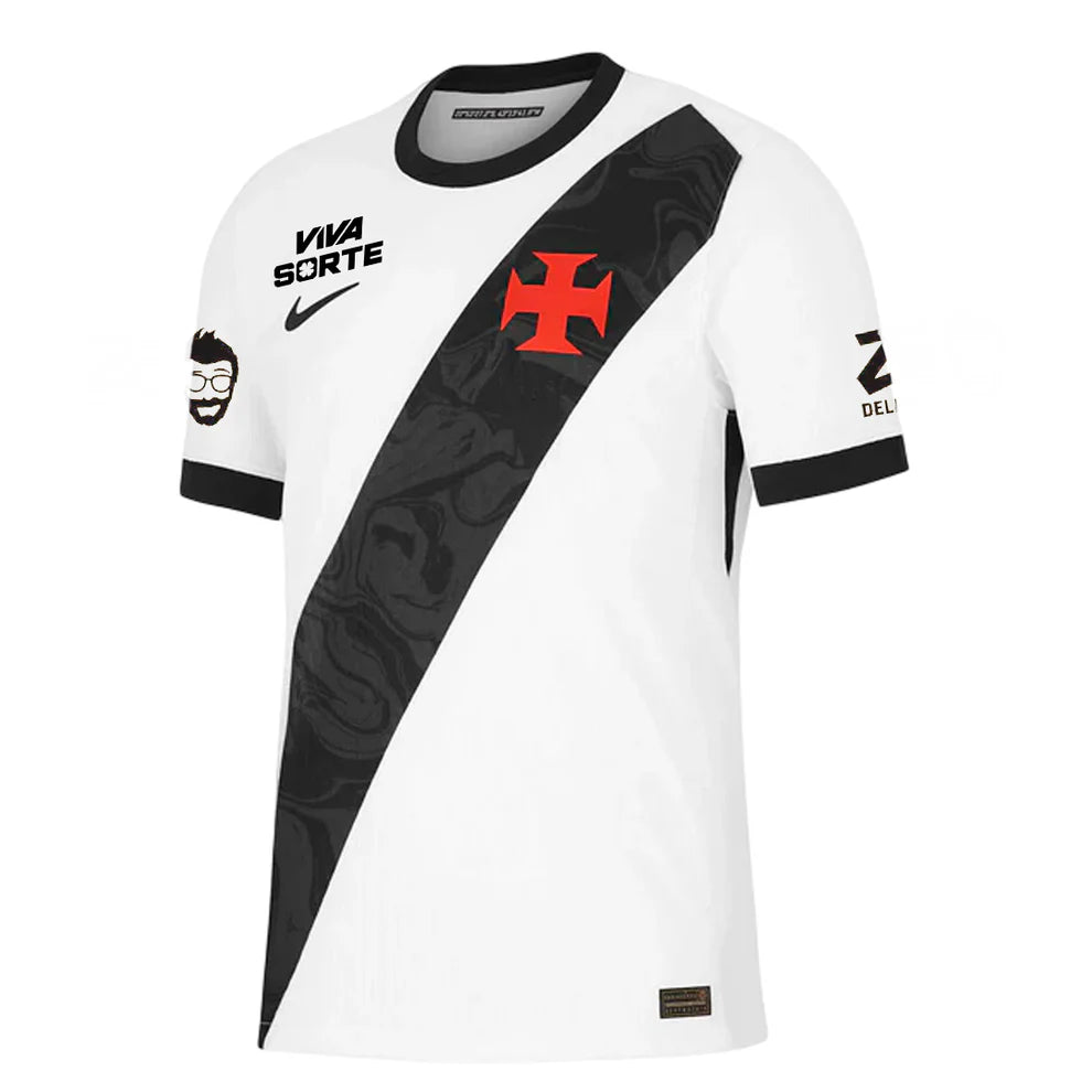 Camisa Nike Vasco Away 2026/27 Jogador C/ Patrocínios, Camisa Futebol, Kappa, Inspirada na história de um clube que nunca se curvou ao medo. A Camisa Home do Vasco da Gama 26/27 celebra a coragem de quem sempre enfrentou desafios dentro e fora de campo, mantendo viva a essência cruzmaltina. Desenvolvida com o mesmo visual da camisa usada pelos jogadores, essa versão foi pensada para o dia a dia do torcedor. Une autenticidade, conforto e identidade, perfeita tanto para as arquibancadas quanto para as ruas. U