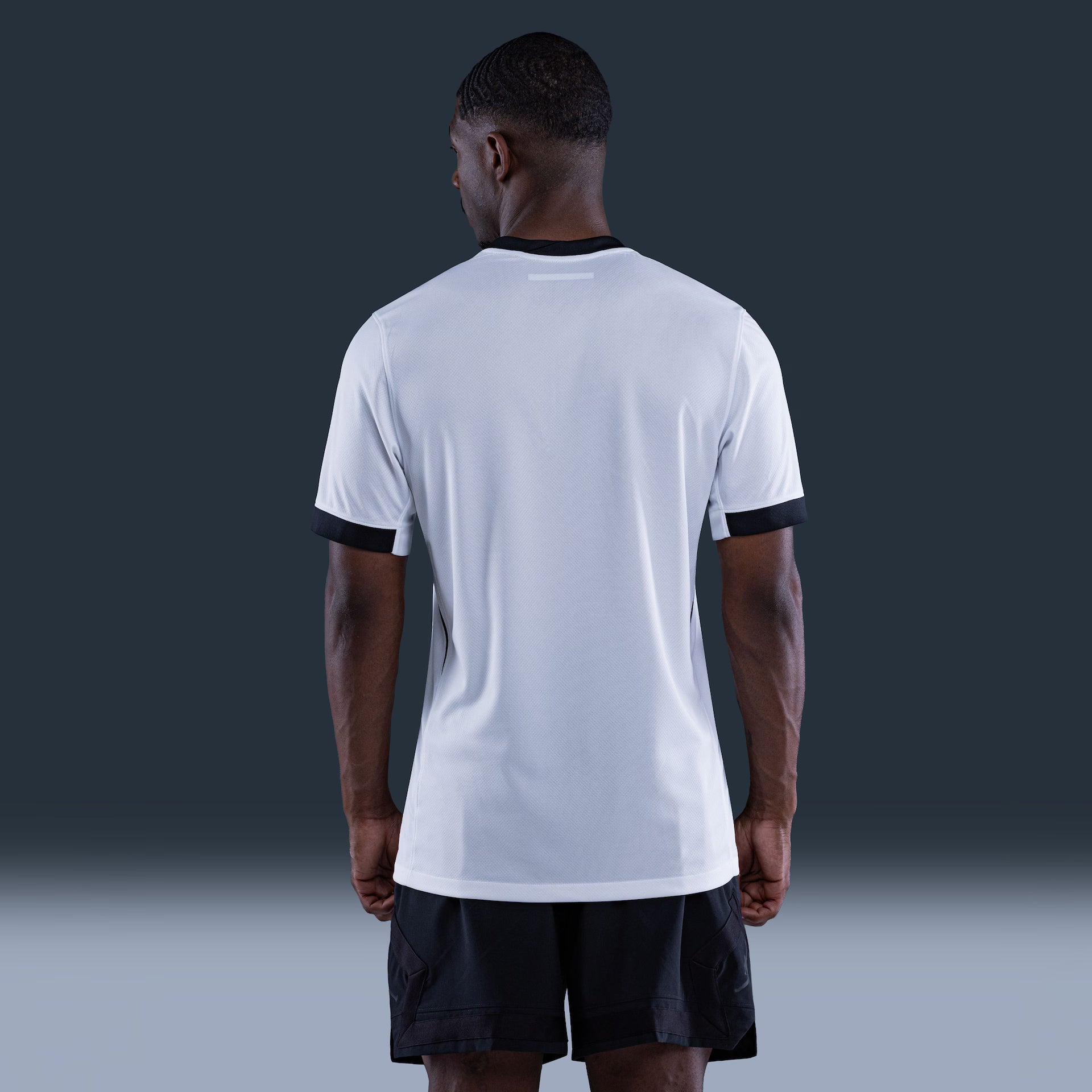 Camisa Nike Vasco da Gama 26/27 Away, Camisa Futebol, Kappa, Inspirada na história de um clube que nunca se curvou ao medo. A Camisa Home do Vasco da Gama 26/27 celebra a coragem de quem sempre enfrentou desafios dentro e fora de campo, mantendo viva a essência cruzmaltina. Desenvolvida com o mesmo visual da camisa usada pelos jogadores, essa versão foi pensada para o dia a dia do torcedor. Une autenticidade, conforto e identidade, perfeita tanto para as arquibancadas quanto para as ruas. Uma camisa para qu