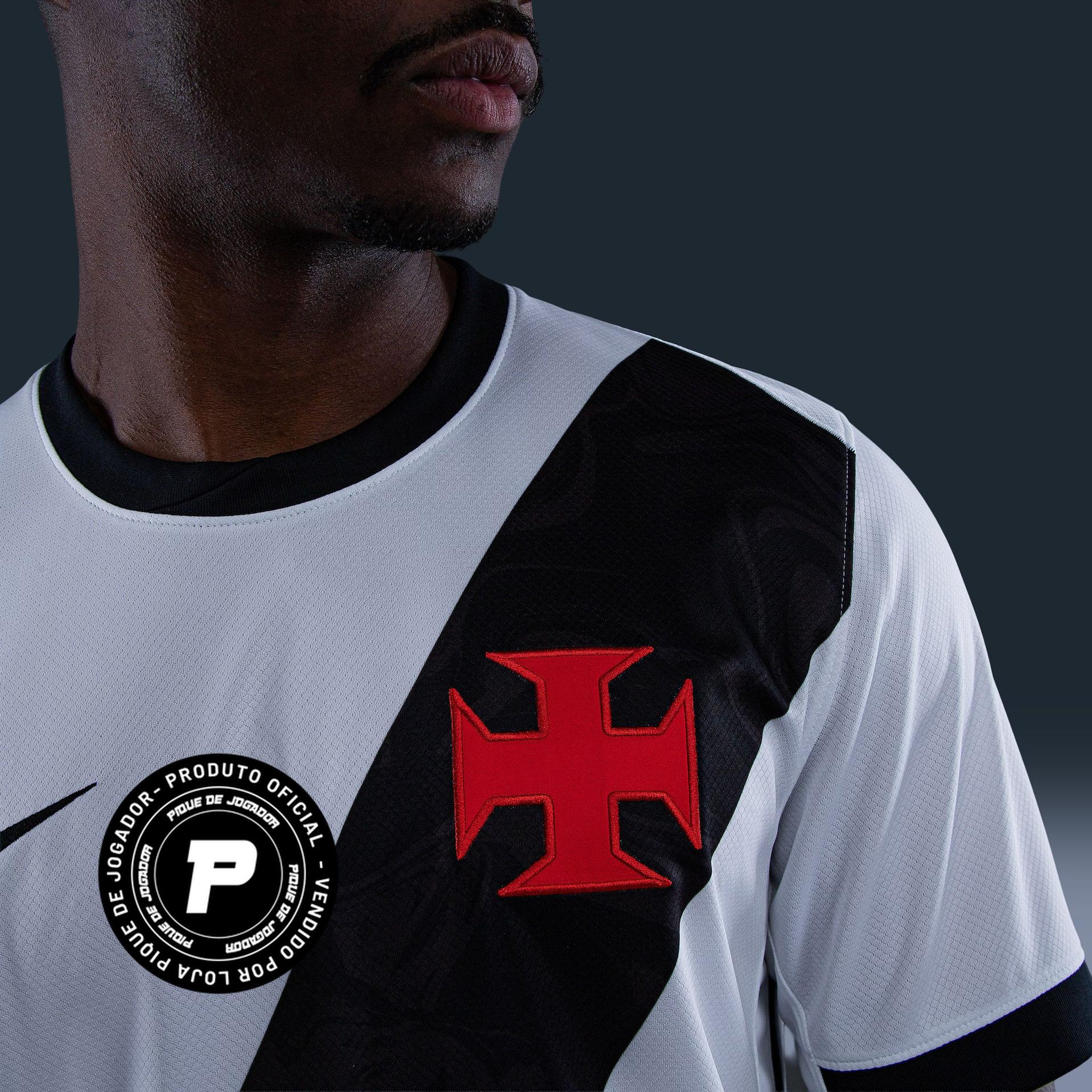 Camisa Nike Vasco da Gama 26/27 Away, Camisa Futebol, Kappa, Inspirada na história de um clube que nunca se curvou ao medo. A Camisa Home do Vasco da Gama 26/27 celebra a coragem de quem sempre enfrentou desafios dentro e fora de campo, mantendo viva a essência cruzmaltina. Desenvolvida com o mesmo visual da camisa usada pelos jogadores, essa versão foi pensada para o dia a dia do torcedor. Une autenticidade, conforto e identidade, perfeita tanto para as arquibancadas quanto para as ruas. Uma camisa para qu