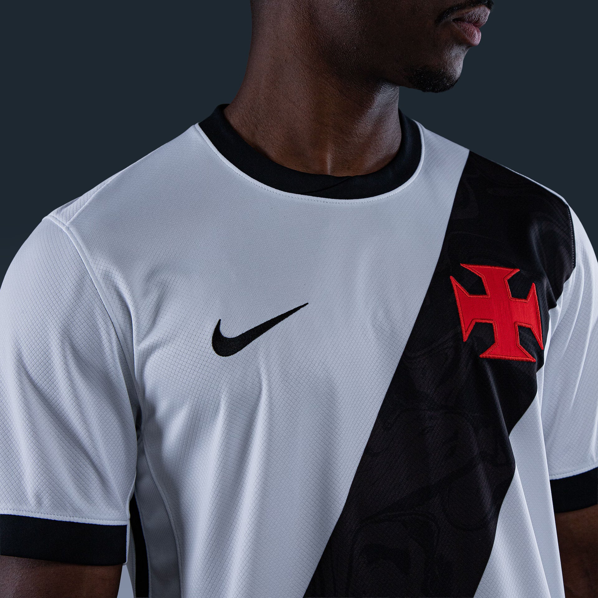 Camisa Nike Vasco da Gama 26/27 Away, Camisa Futebol, Kappa, Inspirada na história de um clube que nunca se curvou ao medo. A Camisa Home do Vasco da Gama 26/27 celebra a coragem de quem sempre enfrentou desafios dentro e fora de campo, mantendo viva a essência cruzmaltina. Desenvolvida com o mesmo visual da camisa usada pelos jogadores, essa versão foi pensada para o dia a dia do torcedor. Une autenticidade, conforto e identidade, perfeita tanto para as arquibancadas quanto para as ruas. Uma camisa para qu