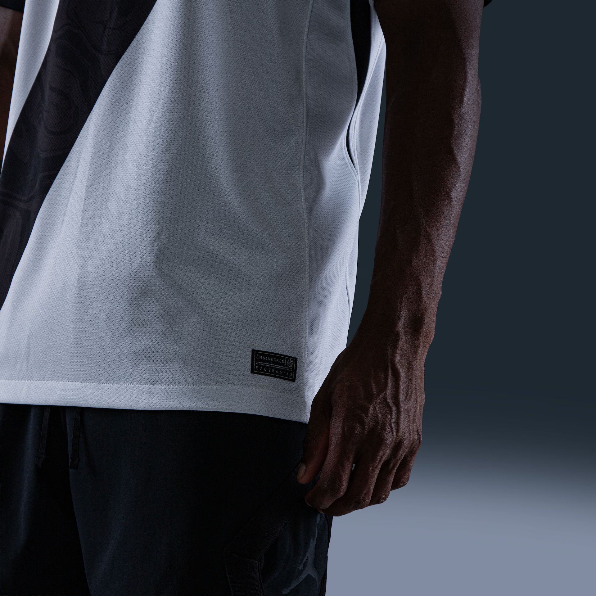 Camisa Nike Vasco da Gama 26/27 Away, Camisa Futebol, Kappa, Inspirada na história de um clube que nunca se curvou ao medo. A Camisa Home do Vasco da Gama 26/27 celebra a coragem de quem sempre enfrentou desafios dentro e fora de campo, mantendo viva a essência cruzmaltina. Desenvolvida com o mesmo visual da camisa usada pelos jogadores, essa versão foi pensada para o dia a dia do torcedor. Une autenticidade, conforto e identidade, perfeita tanto para as arquibancadas quanto para as ruas. Uma camisa para qu