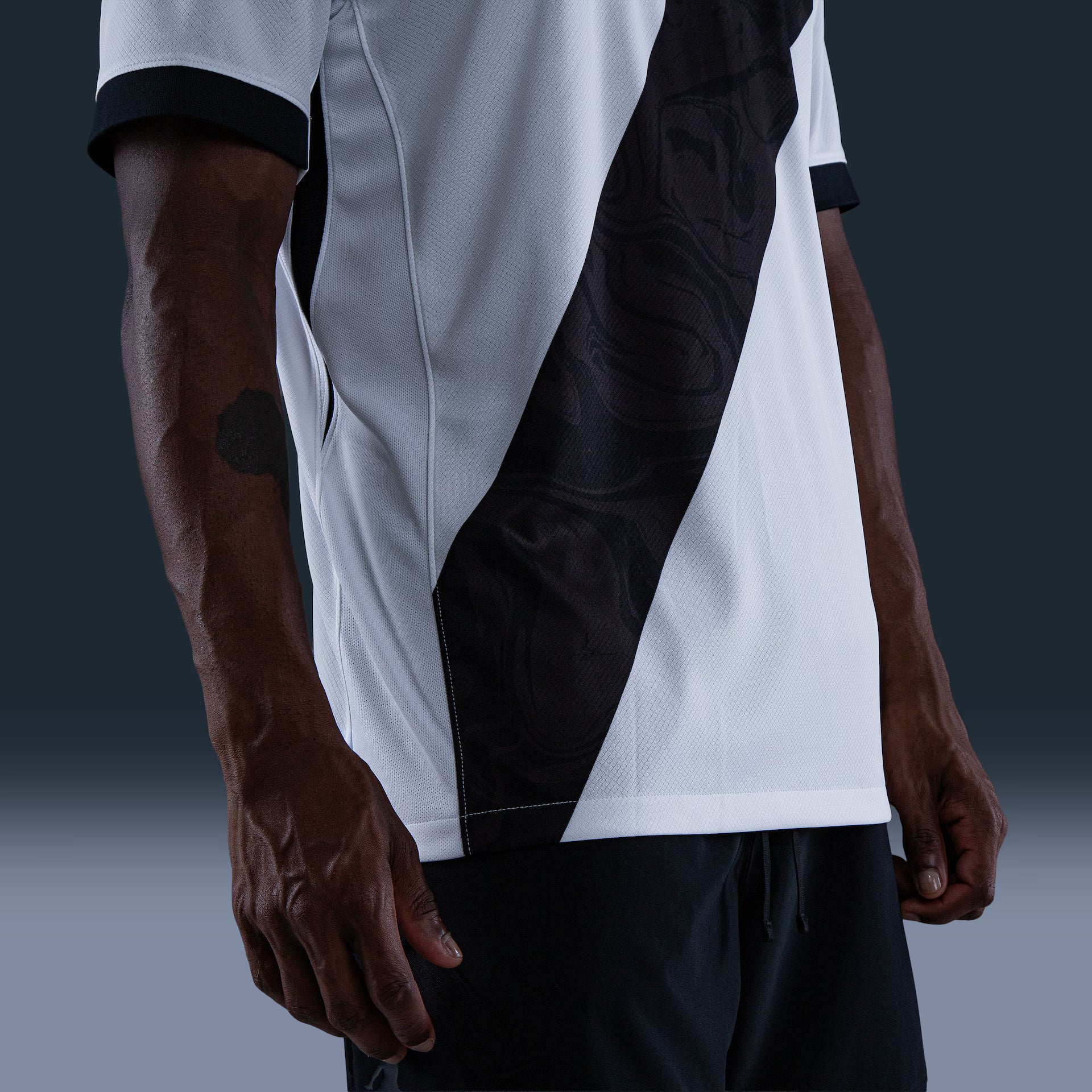 Camisa Nike Vasco da Gama 26/27 Away, Camisa Futebol, Kappa, Inspirada na história de um clube que nunca se curvou ao medo. A Camisa Home do Vasco da Gama 26/27 celebra a coragem de quem sempre enfrentou desafios dentro e fora de campo, mantendo viva a essência cruzmaltina. Desenvolvida com o mesmo visual da camisa usada pelos jogadores, essa versão foi pensada para o dia a dia do torcedor. Une autenticidade, conforto e identidade, perfeita tanto para as arquibancadas quanto para as ruas. Uma camisa para qu