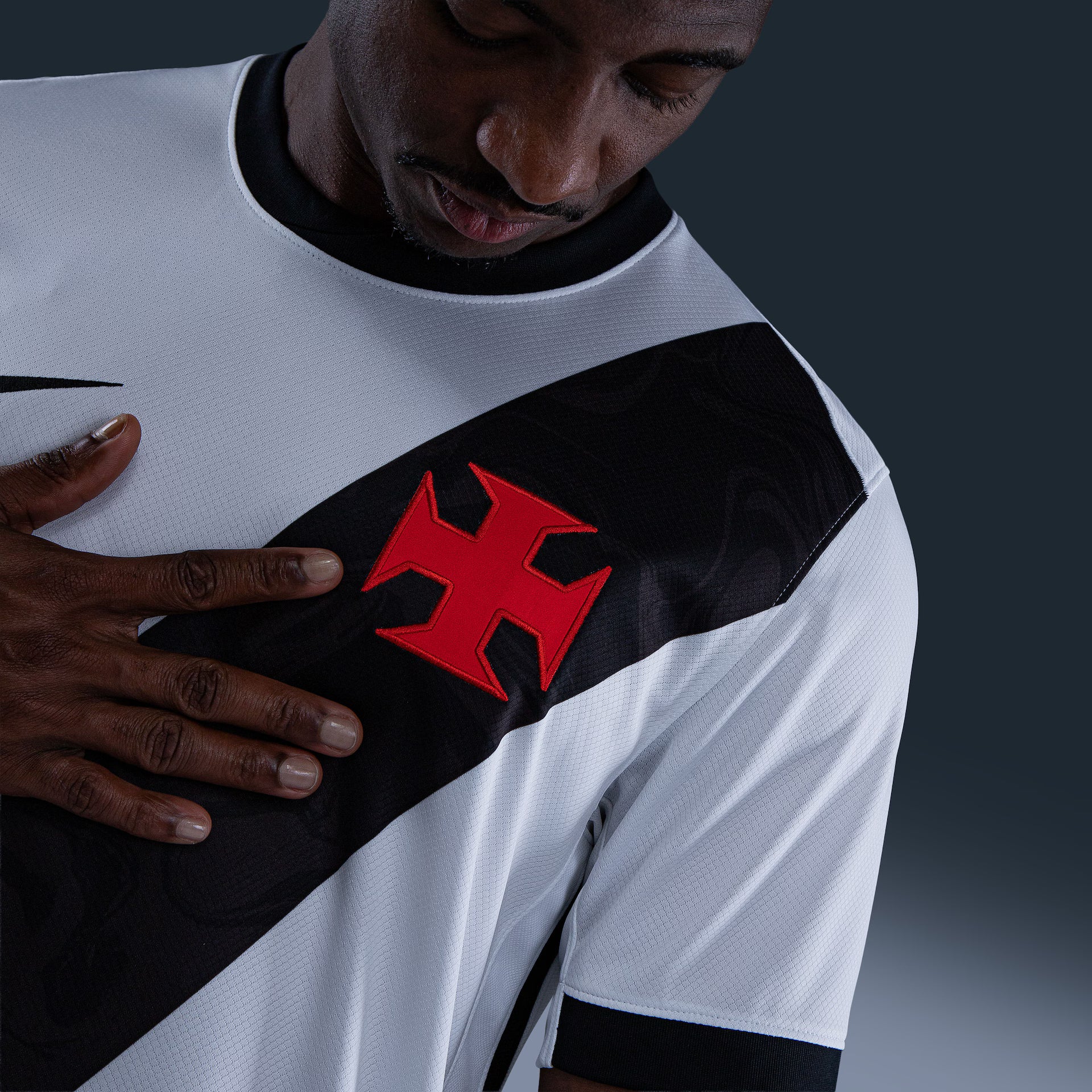Camisa Nike Vasco da Gama 26/27 Away, Camisa Futebol, Kappa, Inspirada na história de um clube que nunca se curvou ao medo. A Camisa Home do Vasco da Gama 26/27 celebra a coragem de quem sempre enfrentou desafios dentro e fora de campo, mantendo viva a essência cruzmaltina. Desenvolvida com o mesmo visual da camisa usada pelos jogadores, essa versão foi pensada para o dia a dia do torcedor. Une autenticidade, conforto e identidade, perfeita tanto para as arquibancadas quanto para as ruas. Uma camisa para qu