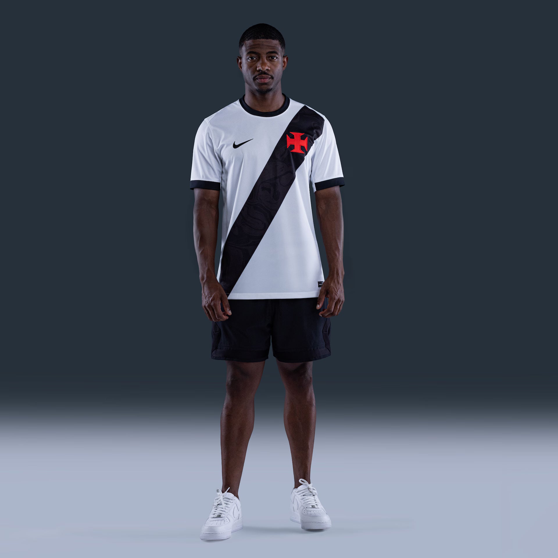 Camisa Nike Vasco da Gama 26/27 Away, Camisa Futebol, Kappa, Inspirada na história de um clube que nunca se curvou ao medo. A Camisa Home do Vasco da Gama 26/27 celebra a coragem de quem sempre enfrentou desafios dentro e fora de campo, mantendo viva a essência cruzmaltina. Desenvolvida com o mesmo visual da camisa usada pelos jogadores, essa versão foi pensada para o dia a dia do torcedor. Une autenticidade, conforto e identidade, perfeita tanto para as arquibancadas quanto para as ruas. Uma camisa para qu
