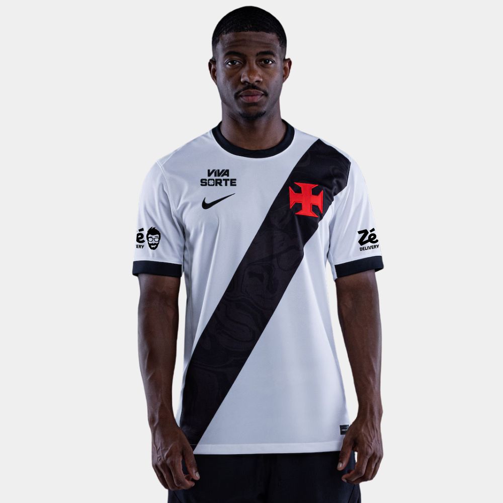 Camisa Nike Vasco da Gama 26/27 Away, Camisa Futebol, Kappa, Inspirada na história de um clube que nunca se curvou ao medo. A Camisa Home do Vasco da Gama 26/27 celebra a coragem de quem sempre enfrentou desafios dentro e fora de campo, mantendo viva a essência cruzmaltina. Desenvolvida com o mesmo visual da camisa usada pelos jogadores, essa versão foi pensada para o dia a dia do torcedor. Une autenticidade, conforto e identidade, perfeita tanto para as arquibancadas quanto para as ruas. Uma camisa para qu