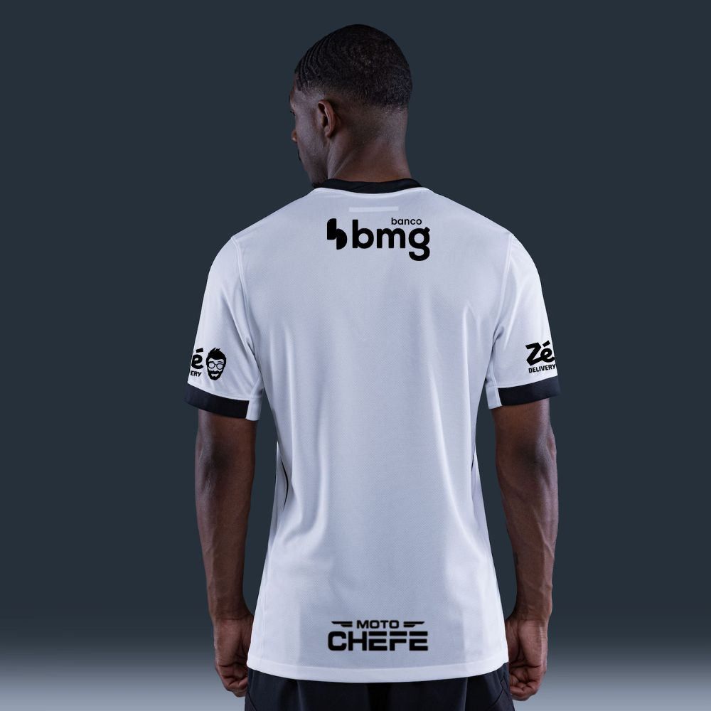 Camisa Nike Vasco da Gama 26/27 Away, Camisa Futebol, Kappa, Inspirada na história de um clube que nunca se curvou ao medo. A Camisa Home do Vasco da Gama 26/27 celebra a coragem de quem sempre enfrentou desafios dentro e fora de campo, mantendo viva a essência cruzmaltina. Desenvolvida com o mesmo visual da camisa usada pelos jogadores, essa versão foi pensada para o dia a dia do torcedor. Une autenticidade, conforto e identidade, perfeita tanto para as arquibancadas quanto para as ruas. Uma camisa para qu