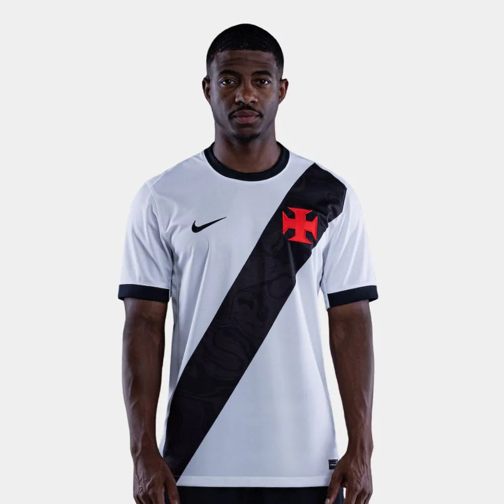 Camisa Nike Vasco da Gama 26/27 Away, Camisa Futebol, Kappa, Inspirada na história de um clube que nunca se curvou ao medo. A Camisa Home do Vasco da Gama 26/27 celebra a coragem de quem sempre enfrentou desafios dentro e fora de campo, mantendo viva a essência cruzmaltina. Desenvolvida com o mesmo visual da camisa usada pelos jogadores, essa versão foi pensada para o dia a dia do torcedor. Une autenticidade, conforto e identidade, perfeita tanto para as arquibancadas quanto para as ruas. Uma camisa para qu
