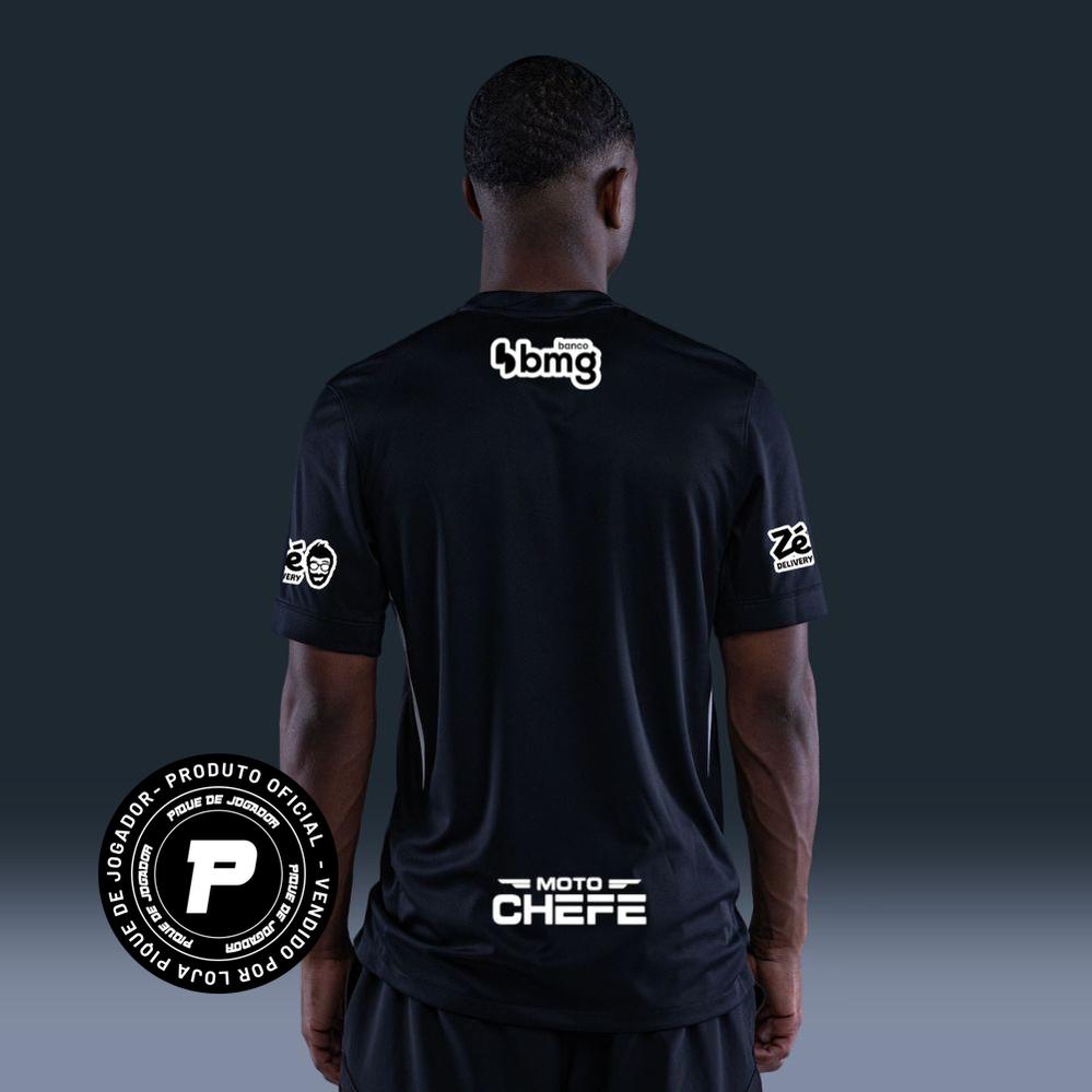 Camisa Nike Vasco da Gama 26/27 Home C/ Patrocínios, Camisa Futebol, Kappa, Inspirada na história de um clube que nunca se curvou ao medo. A Camisa Home do Vasco da Gama 26/27 celebra a coragem de quem sempre enfrentou desafios dentro e fora de campo, mantendo viva a essência cruzmaltina. Desenvolvida com o mesmo visual da camisa usada pelos jogadores, essa versão foi pensada para o dia a dia do torcedor. Une autenticidade, conforto e identidade, perfeita tanto para as arquibancadas quanto para as ruas. Uma