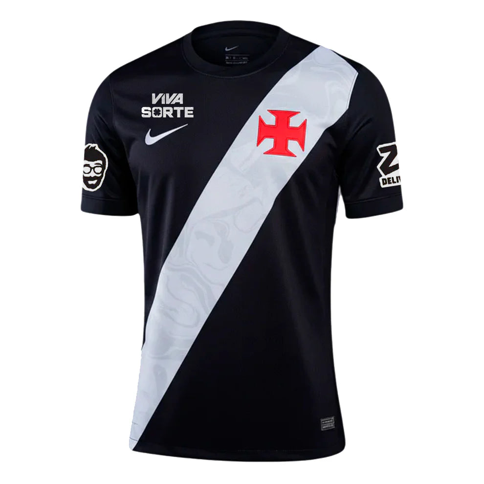 Camisa Nike Vasco da Gama 26/27 Home C/ Patrocínios, Camisa Futebol, Kappa, Inspirada na história de um clube que nunca se curvou ao medo. A Camisa Home do Vasco da Gama 26/27 celebra a coragem de quem sempre enfrentou desafios dentro e fora de campo, mantendo viva a essência cruzmaltina. Desenvolvida com o mesmo visual da camisa usada pelos jogadores, essa versão foi pensada para o dia a dia do torcedor. Une autenticidade, conforto e identidade, perfeita tanto para as arquibancadas quanto para as ruas. Uma