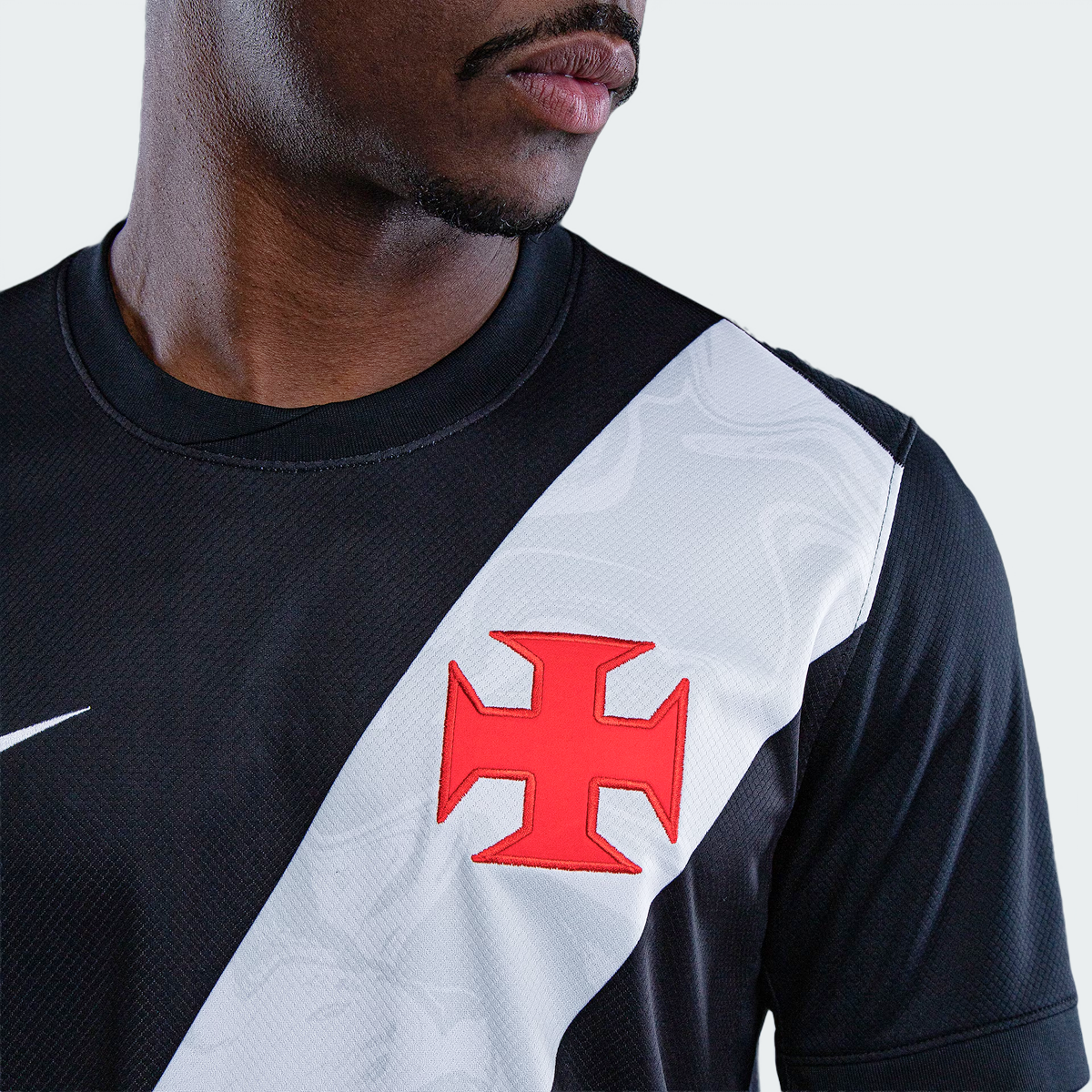 Camisa Nike Vasco da Gama 26/27 Home C/ Patrocínios, Camisa Futebol, Kappa, Inspirada na história de um clube que nunca se curvou ao medo. A Camisa Home do Vasco da Gama 26/27 celebra a coragem de quem sempre enfrentou desafios dentro e fora de campo, mantendo viva a essência cruzmaltina. Desenvolvida com o mesmo visual da camisa usada pelos jogadores, essa versão foi pensada para o dia a dia do torcedor. Une autenticidade, conforto e identidade, perfeita tanto para as arquibancadas quanto para as ruas. Uma