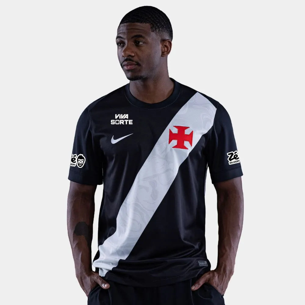 Camisa Nike Vasco da Gama 26/27 Home C/ Patrocínios, Camisa Futebol, Kappa, Inspirada na história de um clube que nunca se curvou ao medo. A Camisa Home do Vasco da Gama 26/27 celebra a coragem de quem sempre enfrentou desafios dentro e fora de campo, mantendo viva a essência cruzmaltina. Desenvolvida com o mesmo visual da camisa usada pelos jogadores, essa versão foi pensada para o dia a dia do torcedor. Une autenticidade, conforto e identidade, perfeita tanto para as arquibancadas quanto para as ruas. Uma
