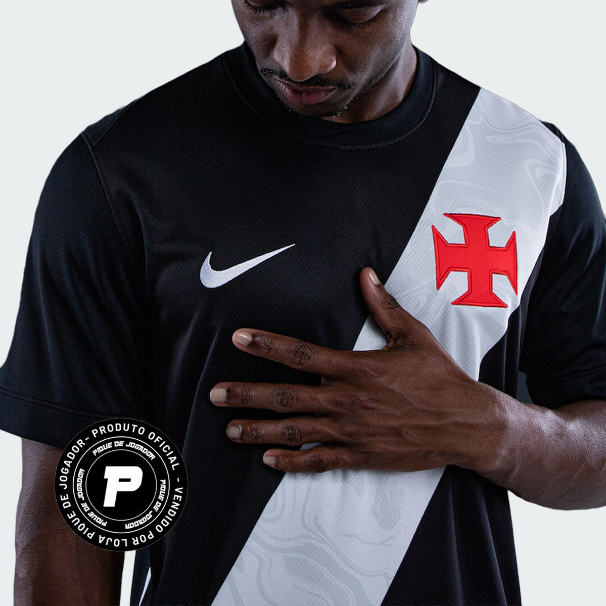 Camisa Nike Vasco da Gama 26/27 Home, Camisa Futebol, Kappa, Inspirada na história de um clube que nunca se curvou ao medo. A Camisa Home do Vasco da Gama 26/27 celebra a coragem de quem sempre enfrentou desafios dentro e fora de campo, mantendo viva a essência cruzmaltina. Desenvolvida com o mesmo visual da camisa usada pelos jogadores, essa versão foi pensada para o dia a dia do torcedor. Une autenticidade, conforto e identidade, perfeita tanto para as arquibancadas quanto para as ruas. Uma camisa para qu