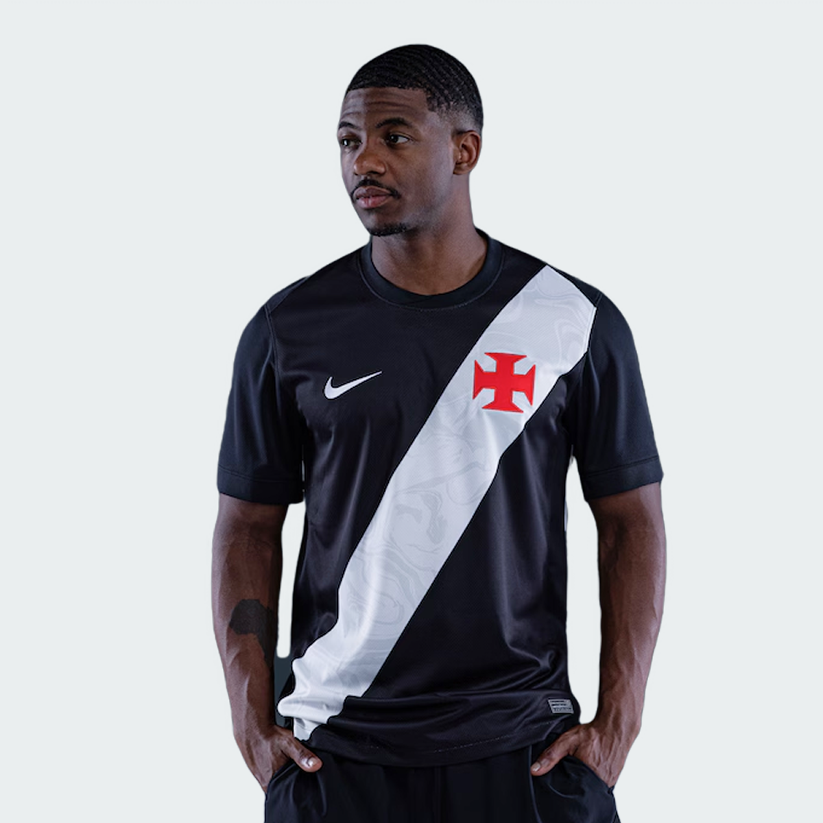 Camisa Nike Vasco da Gama 26/27 Home, Camisa Futebol, Kappa, Inspirada na história de um clube que nunca se curvou ao medo. A Camisa Home do Vasco da Gama 26/27 celebra a coragem de quem sempre enfrentou desafios dentro e fora de campo, mantendo viva a essência cruzmaltina. Desenvolvida com o mesmo visual da camisa usada pelos jogadores, essa versão foi pensada para o dia a dia do torcedor. Une autenticidade, conforto e identidade, perfeita tanto para as arquibancadas quanto para as ruas. Uma camisa para qu