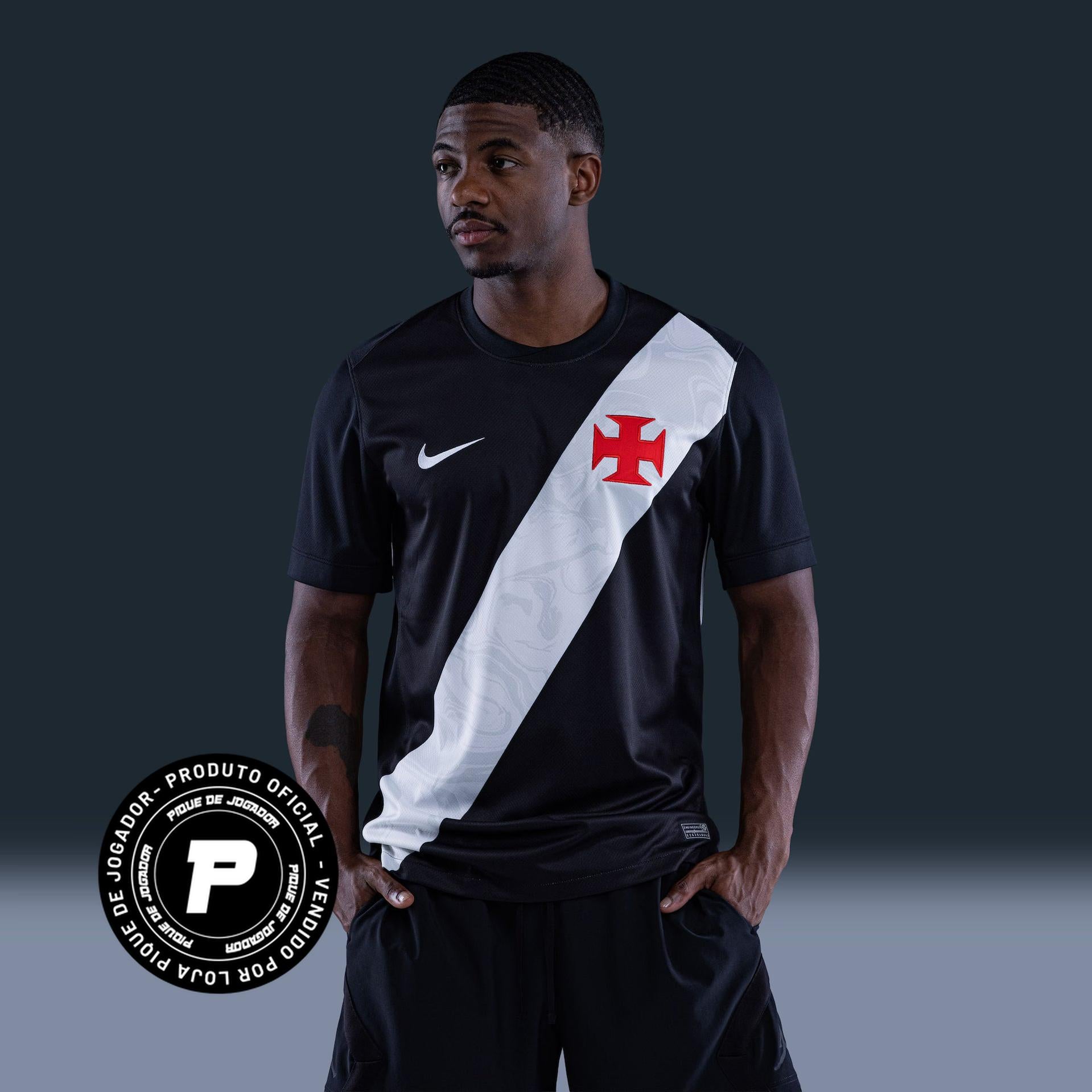 Camisa Nike Vasco da Gama I 2026/27 Jogador C/ Patrocínios, Camisa Futebol, Kappa, Inspirada na história de um clube que nunca se curvou ao medo. A Camisa Home do Vasco da Gama 26/27 celebra a coragem de quem sempre enfrentou desafios dentro e fora de campo, mantendo viva a essência cruzmaltina. Desenvolvida com o mesmo visual da camisa usada pelos jogadores, essa versão foi pensada para o dia a dia do torcedor. Une autenticidade, conforto e identidade, perfeita tanto para as arquibancadas quanto para as ru