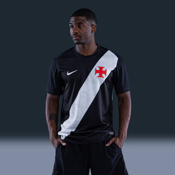 Camisa Nike Vasco da Gama I 2026/27 Jogador C/ Patrocínios, Camisa Futebol, Kappa, Inspirada na história de um clube que nunca se curvou ao medo. A Camisa Home do Vasco da Gama 26/27 celebra a coragem de quem sempre enfrentou desafios dentro e fora de campo, mantendo viva a essência cruzmaltina. Desenvolvida com o mesmo visual da camisa usada pelos jogadores, essa versão foi pensada para o dia a dia do torcedor. Une autenticidade, conforto e identidade, perfeita tanto para as arquibancadas quanto para as ru