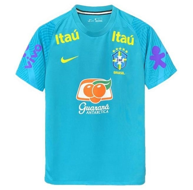 Camisa Nike de Seleção Brasileira Treino, Camisa de Treino Seleção Brasil Nike - Azul, PIQUE DE JOGADOR, A Camisa Nike Seleção Brasileira Treino é ideal para quem busca conforto, leveza e estilo durante atividades esportivas ou no dia a dia. Inspirada nos uniformes utilizados pelos jogadores durante as sessões de treinamento da Seleção Brasileira, essa peça combina desempenho e identidade esportiva em um design moderno. Desenvolvida para proporcionar liberdade de movimento, a camisa conta com tecido leve e 