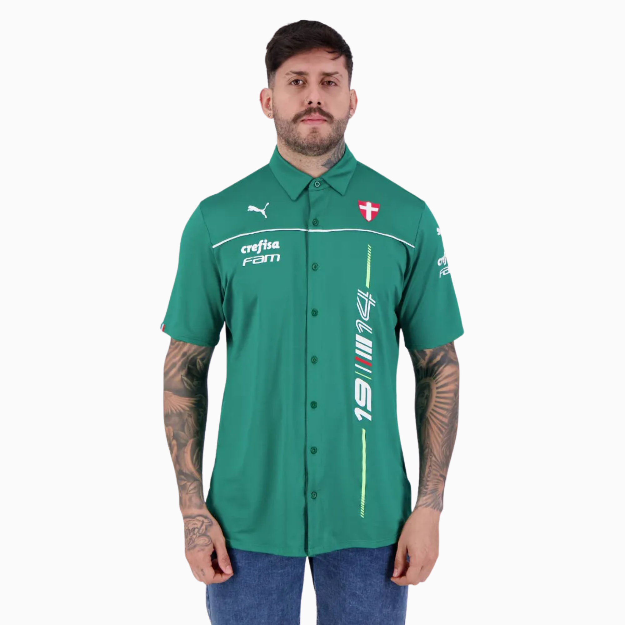 Camisa Palmeiras Puma MotorsportCamisa Palmeiras Puma Motorsport, Camisas de Futebol, PIQUE DE JOGADOR, A Camisa Polo Palmeiras x Abel Motorsport é o encontro entre futebol, velocidade e elegância. Co-criada por PUMA, Palmeiras e o técnico Abel Ferreira, essa peça faz parte da linha exclusiva Motorsport, com visual inspirado nas pistas e no estilo ousado do comandante alviverde. Com caimento confortável, gola polo clássica e escudo emborrachado, é ideal para o torcedor que vive o Verdão com personalidade de