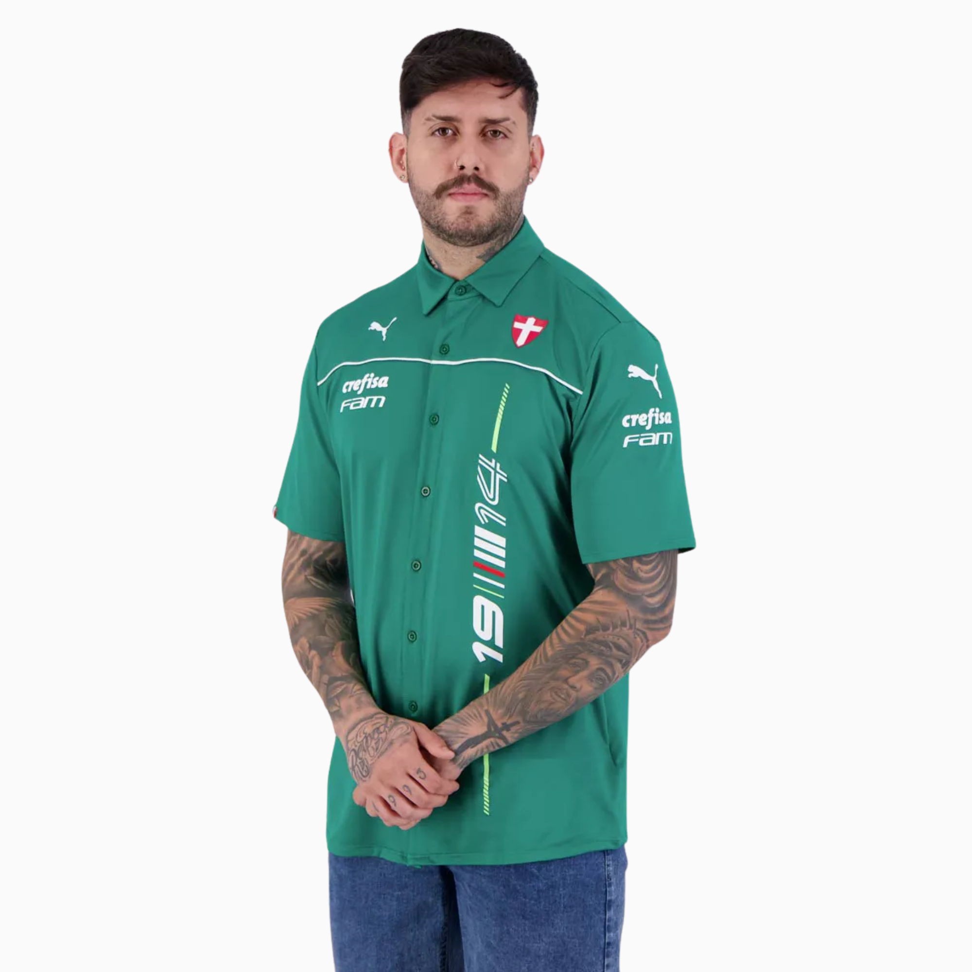 Camisa Palmeiras Puma MotorsportCamisa Palmeiras Puma Motorsport, Camisas de Futebol, PIQUE DE JOGADOR, A Camisa Polo Palmeiras x Abel Motorsport é o encontro entre futebol, velocidade e elegância. Co-criada por PUMA, Palmeiras e o técnico Abel Ferreira, essa peça faz parte da linha exclusiva Motorsport, com visual inspirado nas pistas e no estilo ousado do comandante alviverde. Com caimento confortável, gola polo clássica e escudo emborrachado, é ideal para o torcedor que vive o Verdão com personalidade de